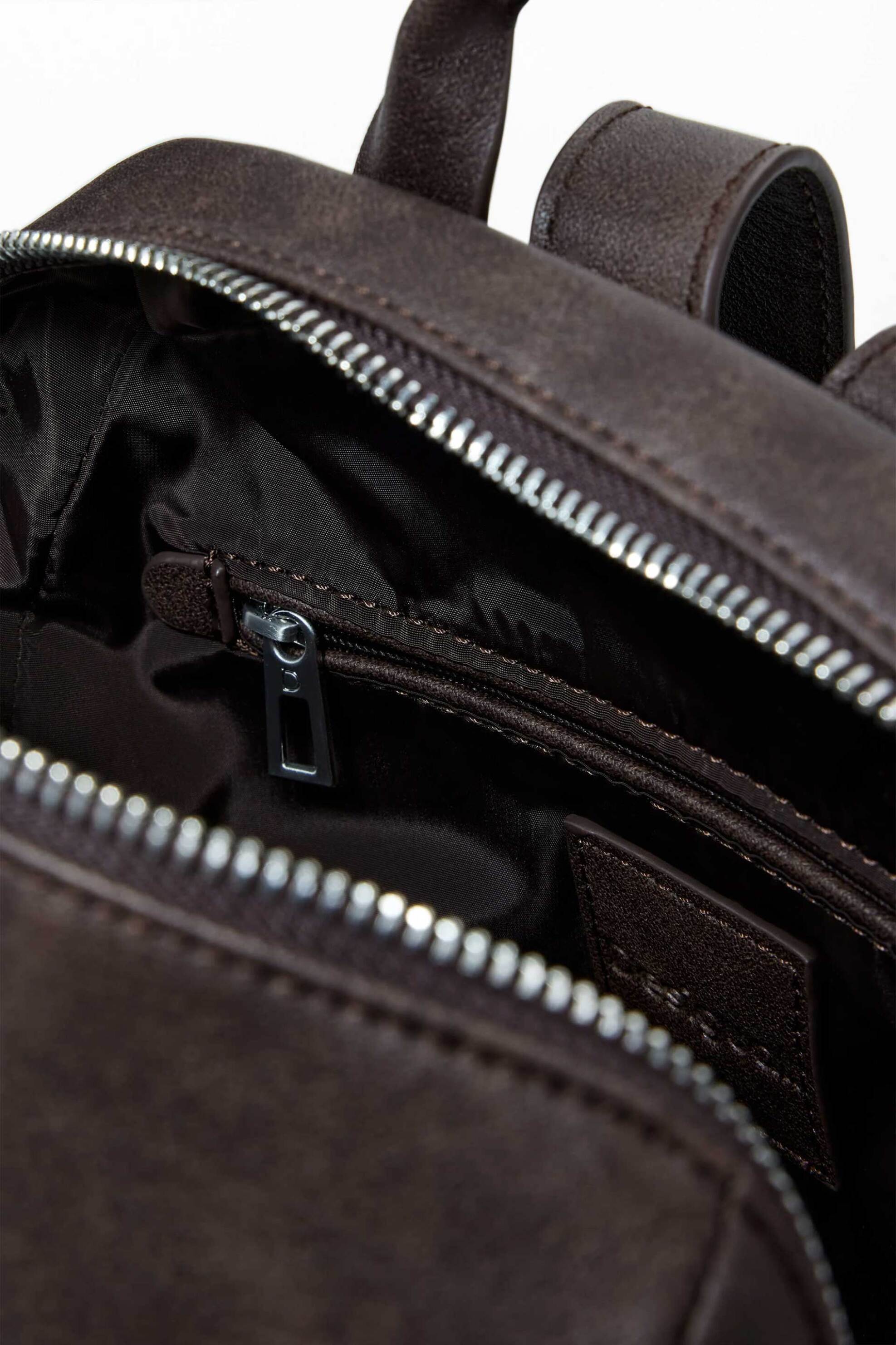 Desigual γυναικείο backpack με λογότυπο και τρουκς "Poker Face" - 25WAKP22 Καφέ Σκούρο φωτογραφία