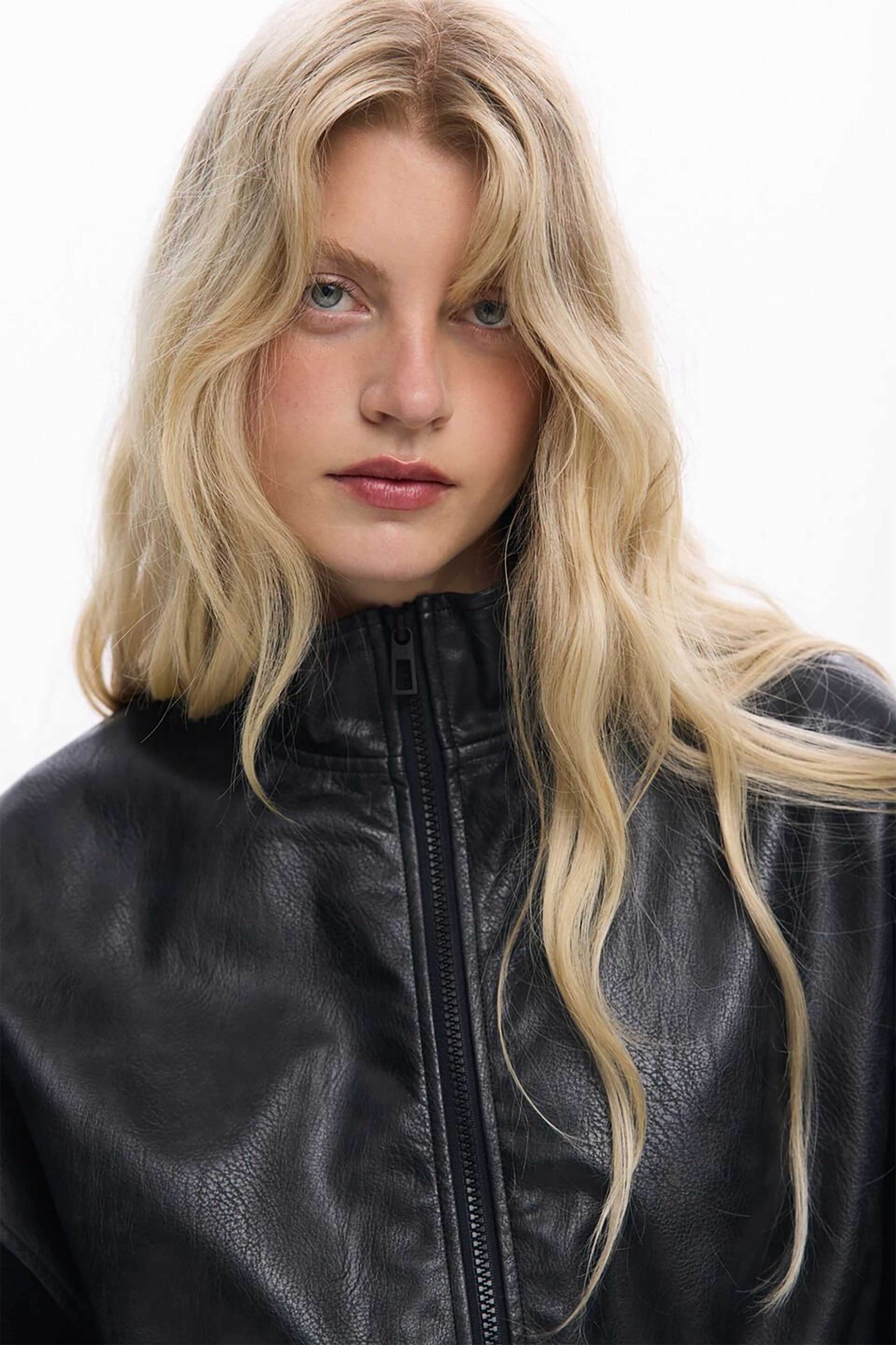 Desigual γυναικείο πόντσο με μεταλλικές λεπτομέρειες και faux δέρμα Regular Fit - 25WAIA08 Μαύρο φωτογραφία