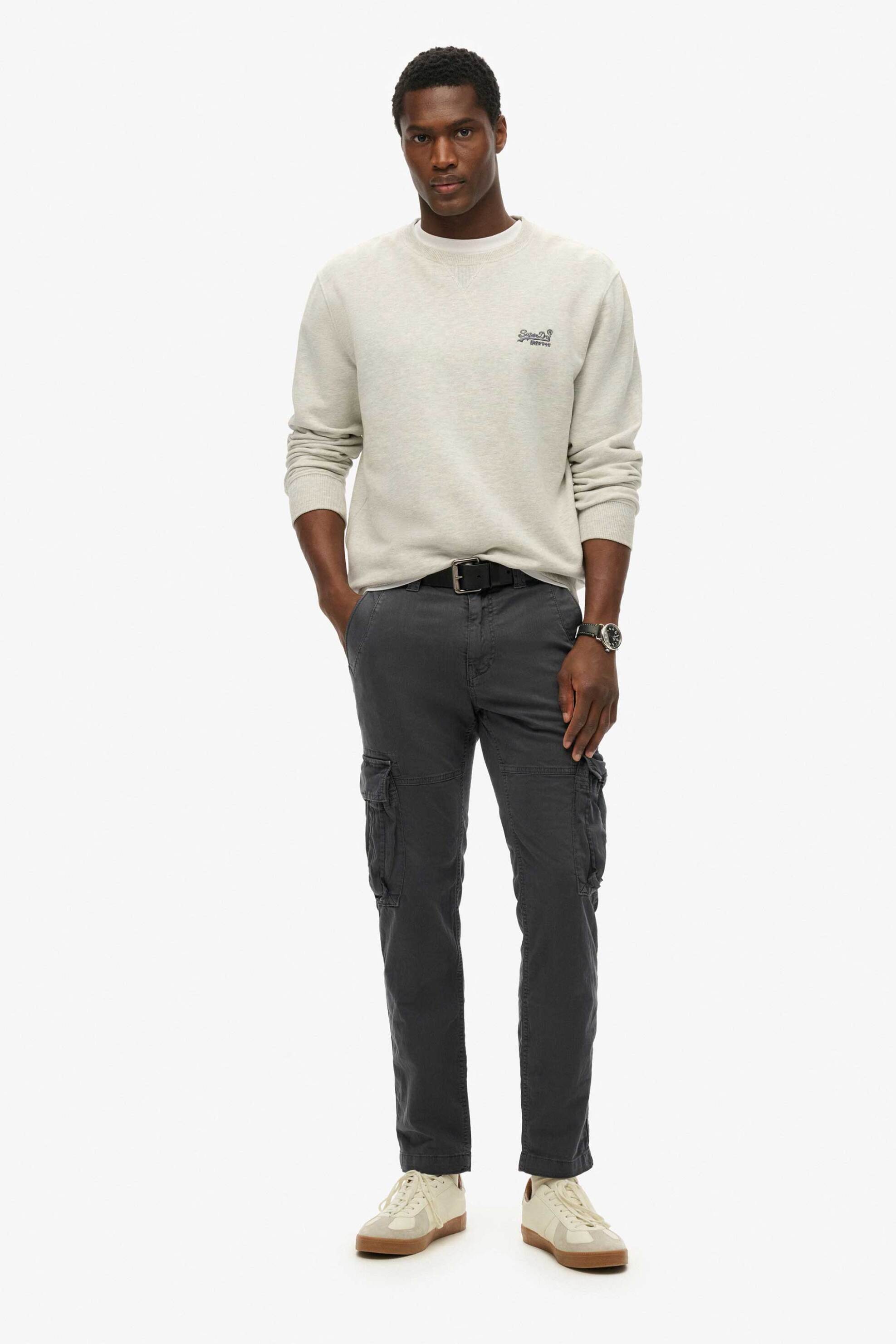 Superdry ανδρικό παντελόνι cargo με logo patch Regular Fit - M7011132A Ανθρακί