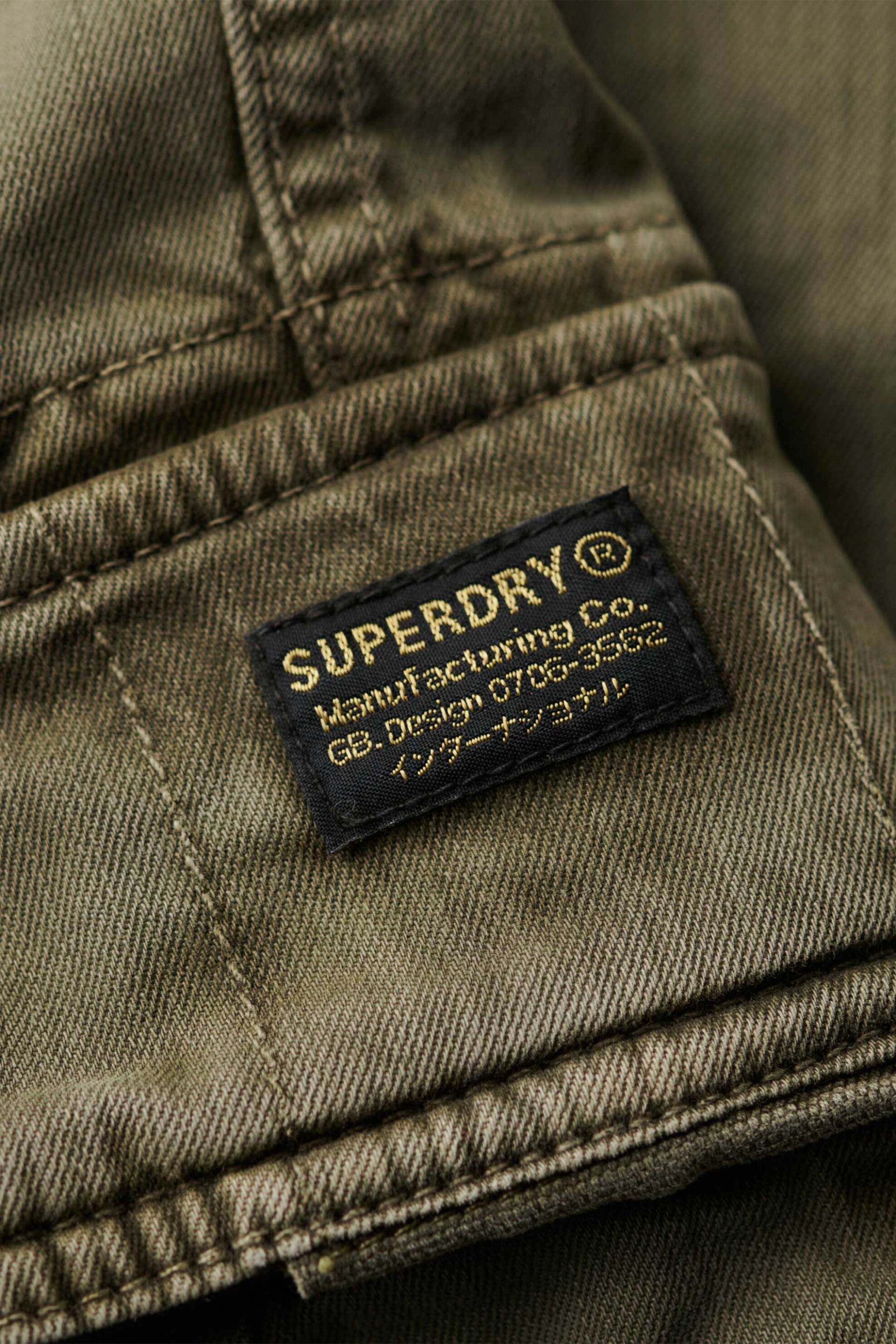 Superdry ανδρικό παντελόνι cargo με logo patch Regular Fit - M7011132A Χακί φωτογραφία
