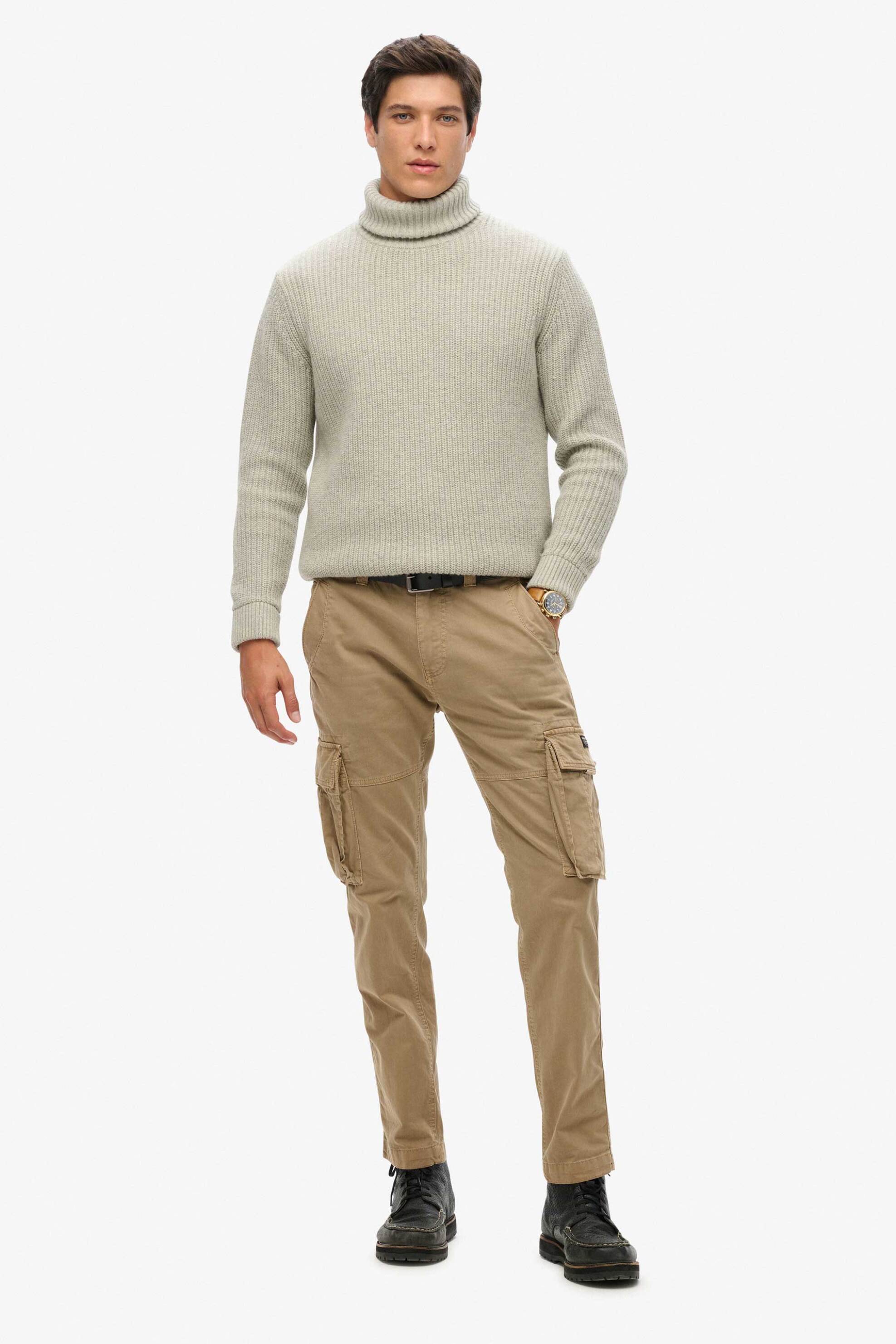 Superdry ανδρικό παντελόνι cargo με logo patch Regular Fit - M7011132A Καμηλό