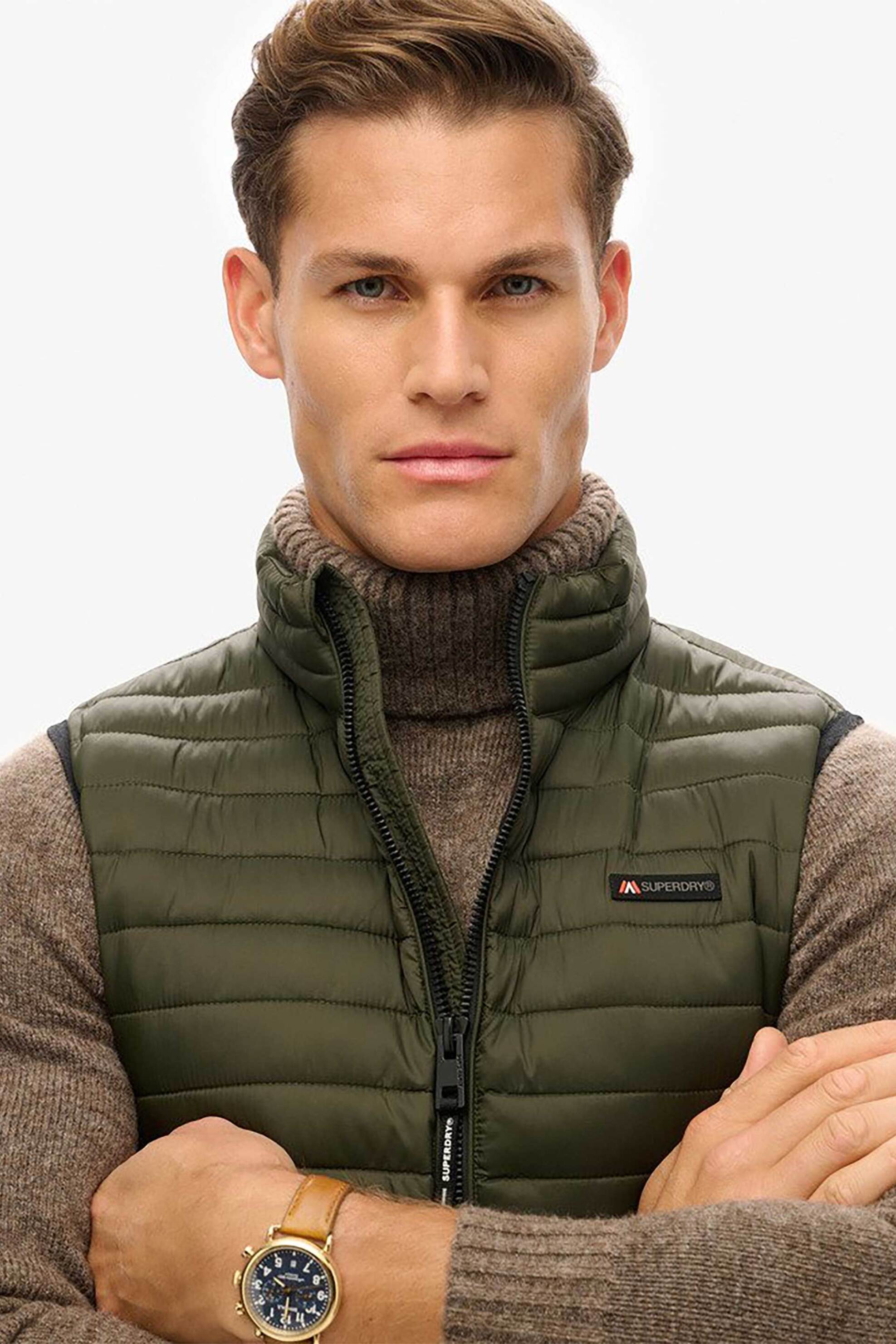 Superdry ανδρικό μπουφάν αμάνικο καπιτονέ με λογότυπο "Fuji Lite" - M5012056A Χακί φωτογραφία