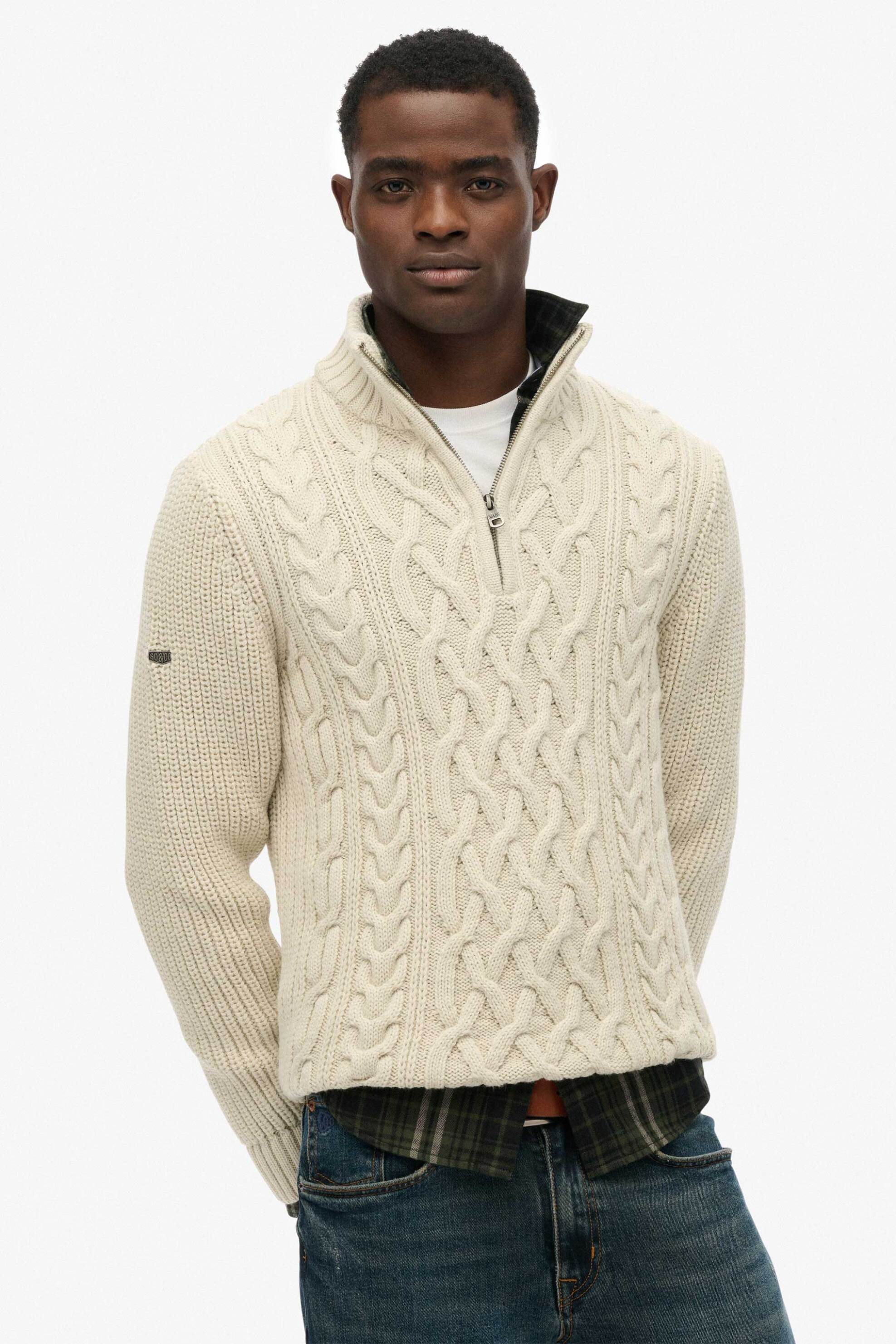 Superdry ανδρικό πουλόβερ με cable knit pattern και 1/2 φερμουάρ Slim Fit "Jacob" - M6110698A Εκρού