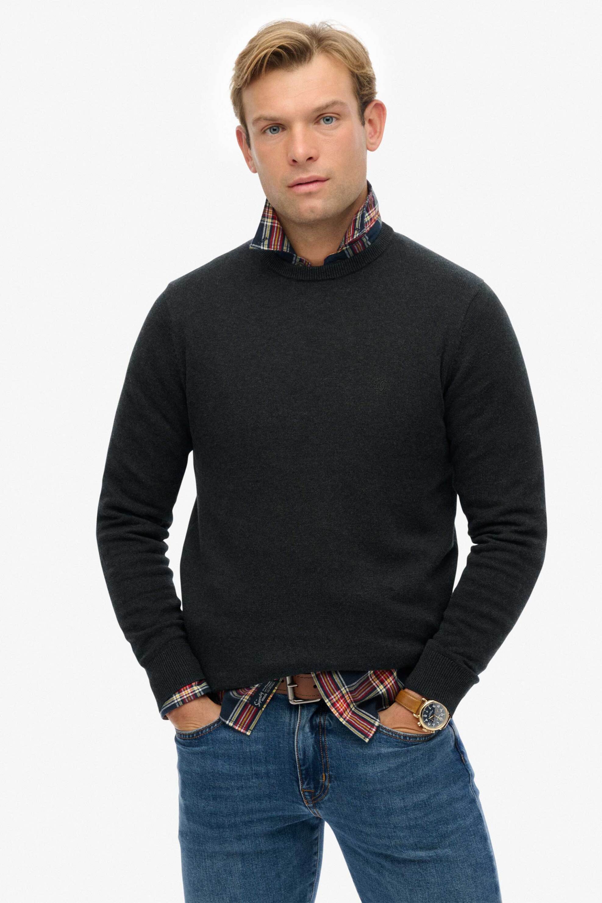 Superdry ανδρικό πουλόβερ με κεντημένο λογότυπο Relaxed Fit "Essentials" - M6110691A Ανθρακί