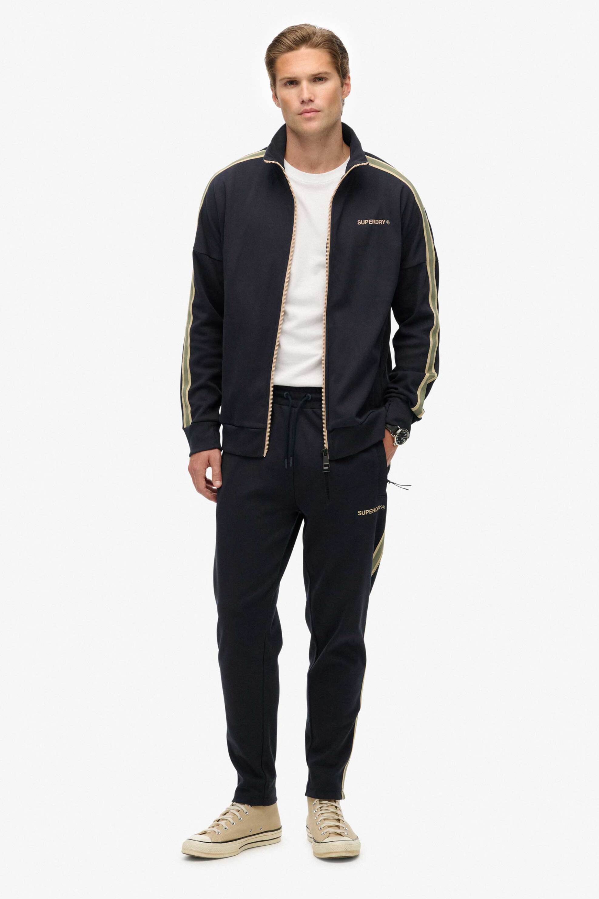 Superdry ανδρικό παντελόνι φόρμας με contrast ρίγα στα πλαϊνά Tapered Fit "Tech Cult" - M7011415A Μπλε Σκούρο