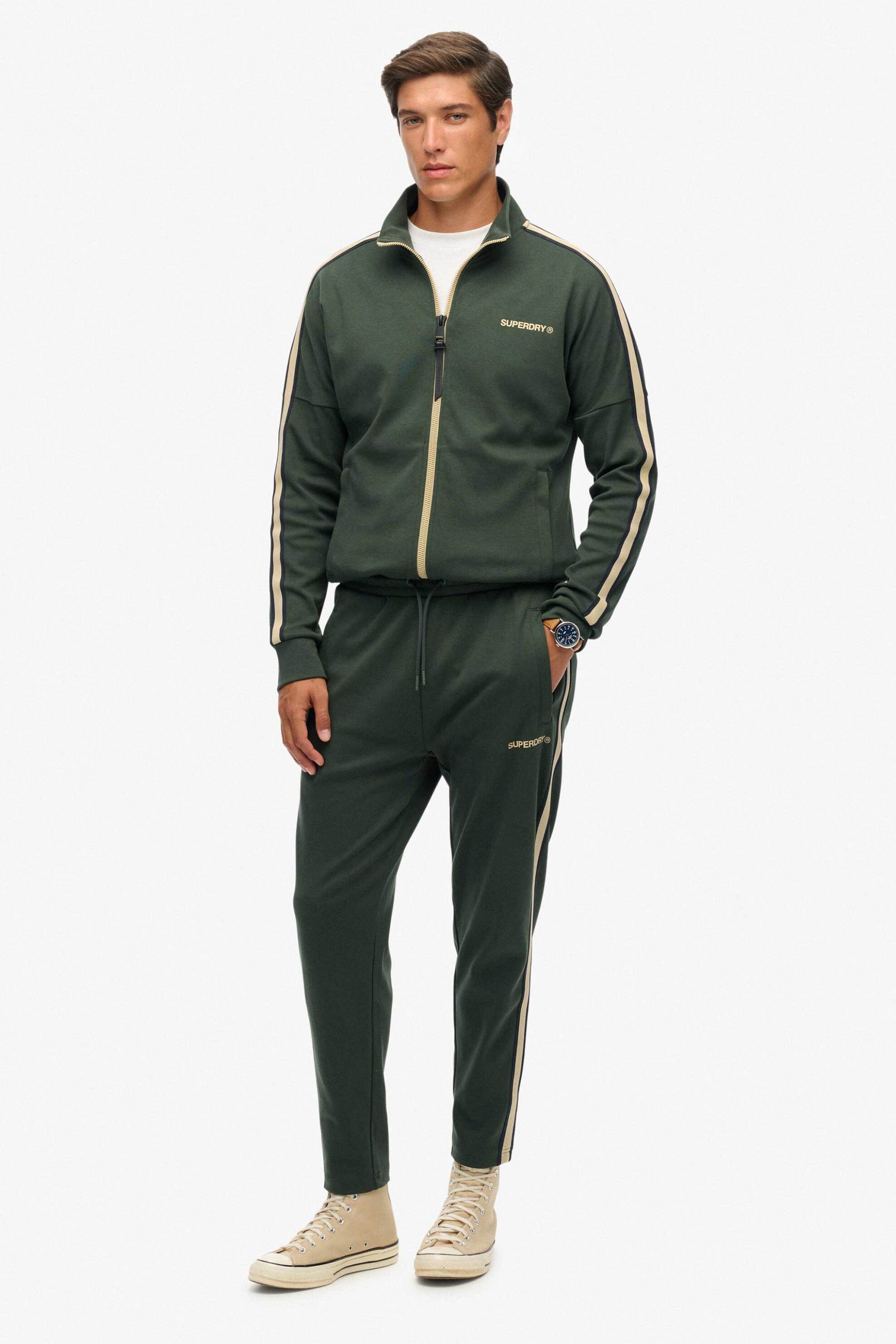 Superdry ανδρικό παντελόνι φόρμας με contrast ρίγα στα πλαϊνά Tapered Fit "Tech Cult" - M7011415A Πράσινο Σκούρο
