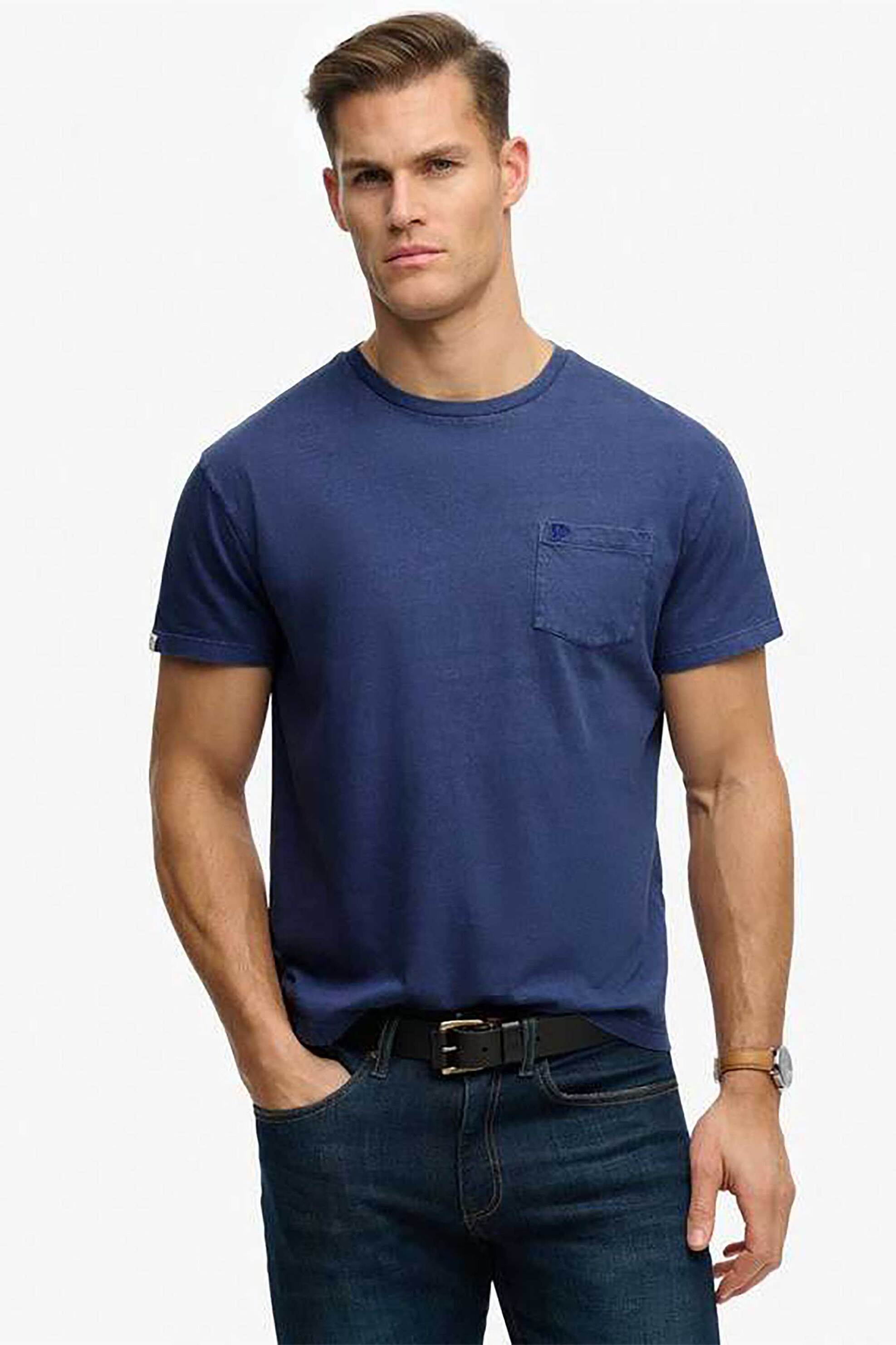 Superdry ανδρικό T-shirt με τσέπη και κεντημένο λογότυπο Relaxed Fit “Classic Pocket” – M1012371A Μπλε