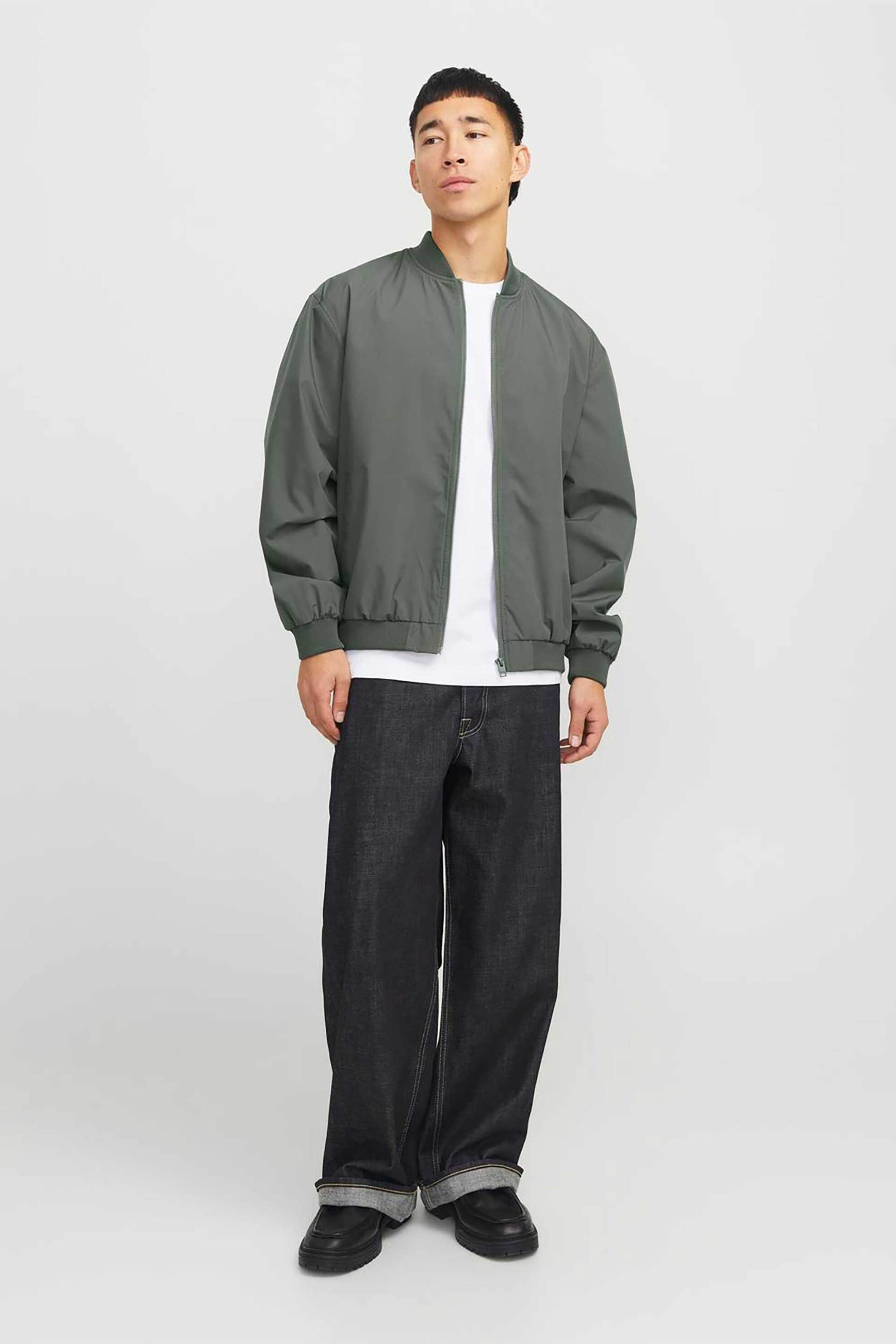 JACK & JONES ανδρικό μονόχρωμο bomber jacket με λογότυπο - 12268608 Λαδί φωτογραφία