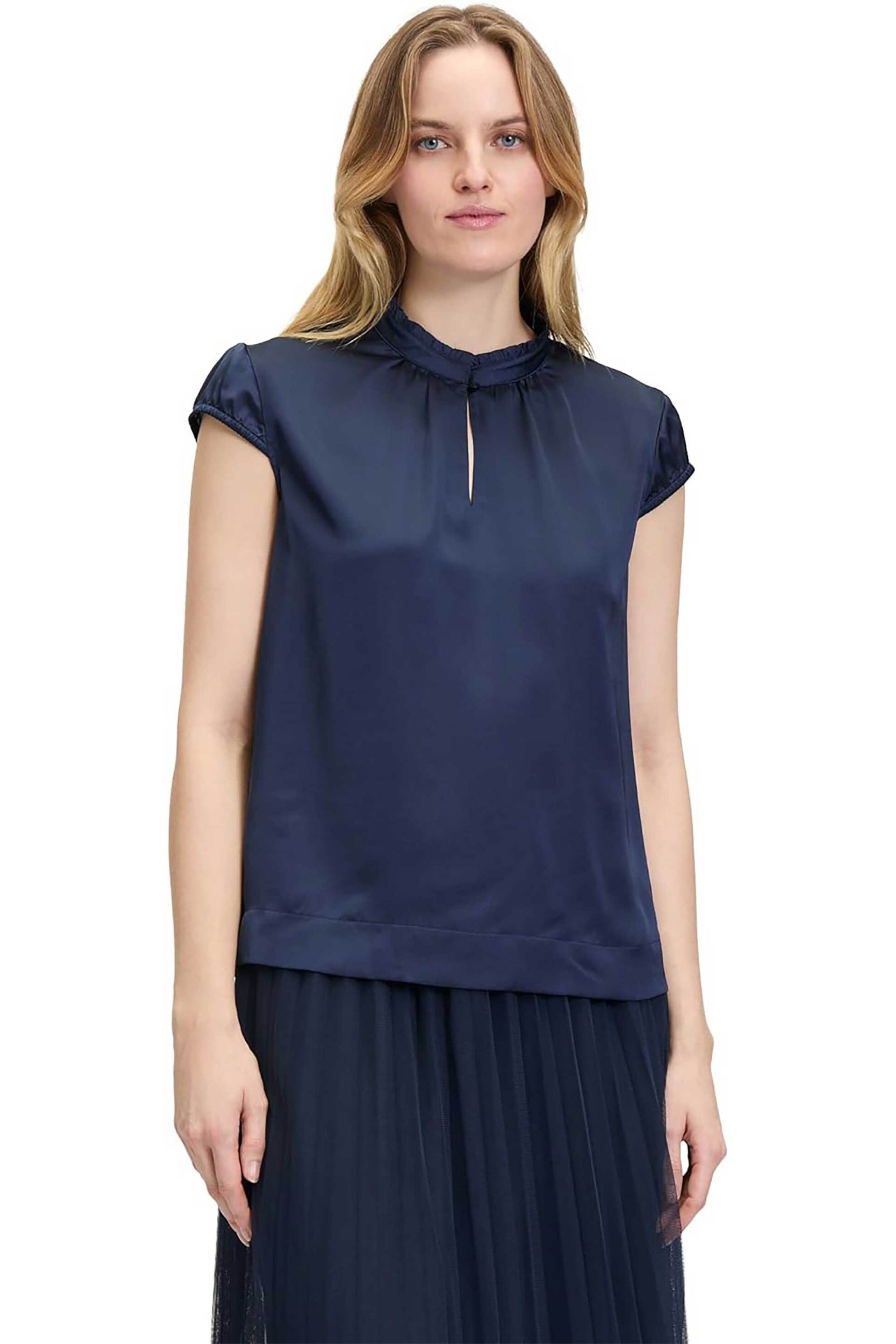 BETTY & CO BETTY & CO γυναικεία μπλούζα μονόχρωμη με ψηλό λαιμό και cut-out στο στήθος - 8870/3394 Μπλε Σκούρο