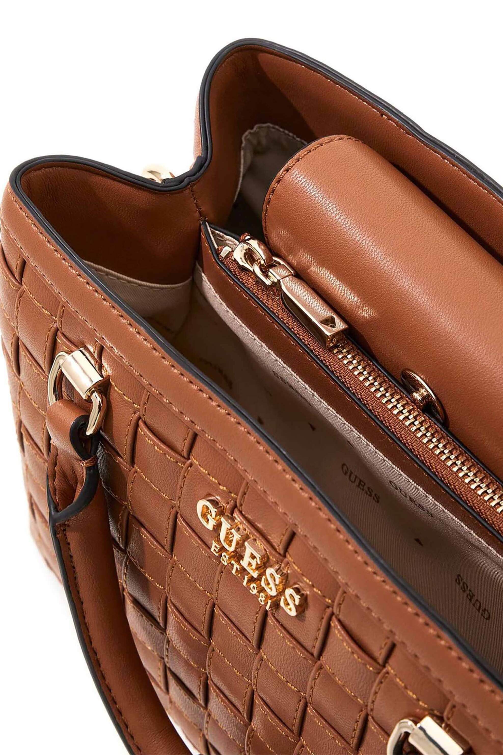 GUESS Guess γυναικεία τσάντα χειρός με μεταλλικό λογότυπο "Sandy" - HWWG8418060 Καμηλό - 3