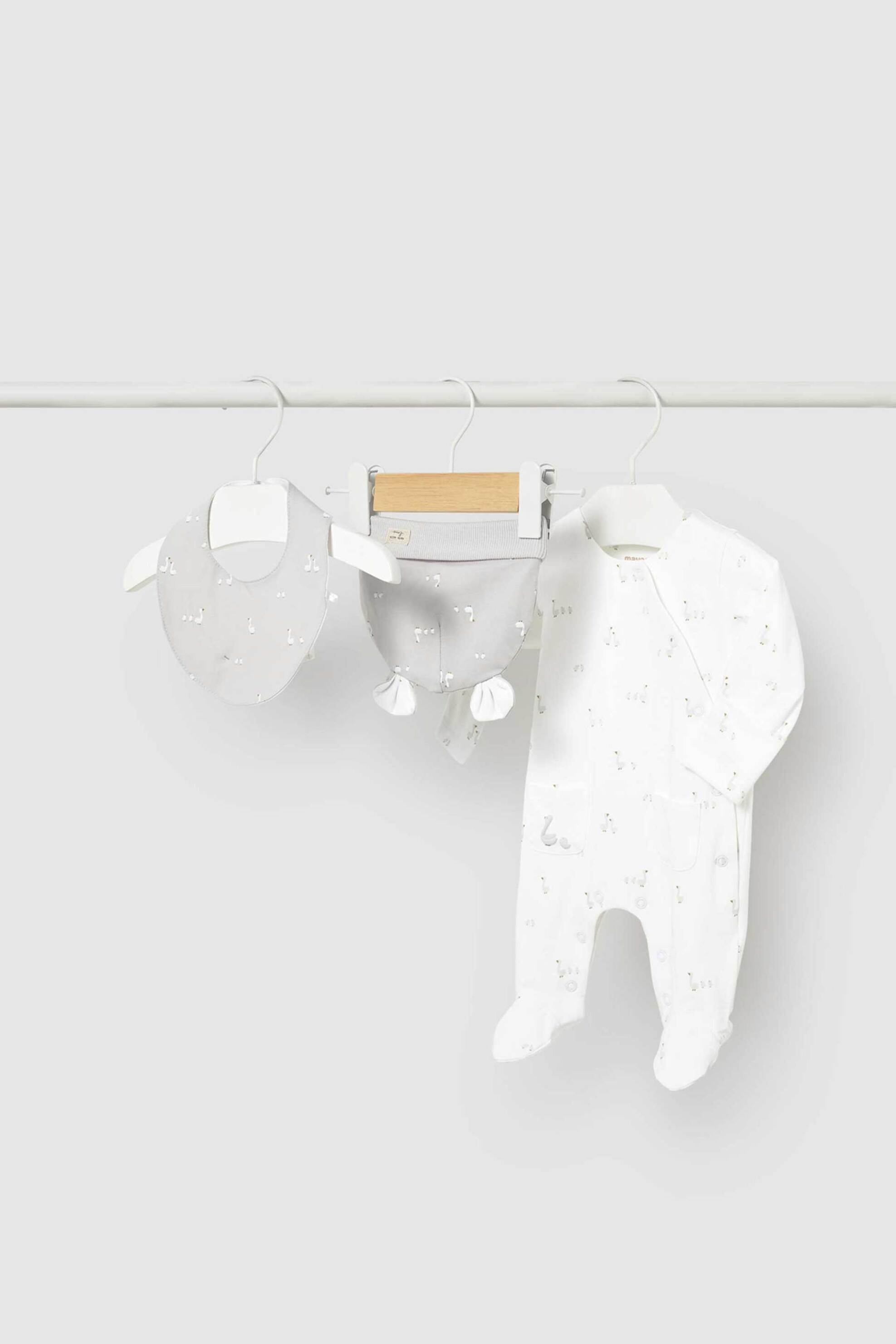 Mayoral βρεφικό σετ πιτζαμάκι με σαλιάρα και σκουφάκι (3 τεμάχια) - 1728-S26 Λευκό