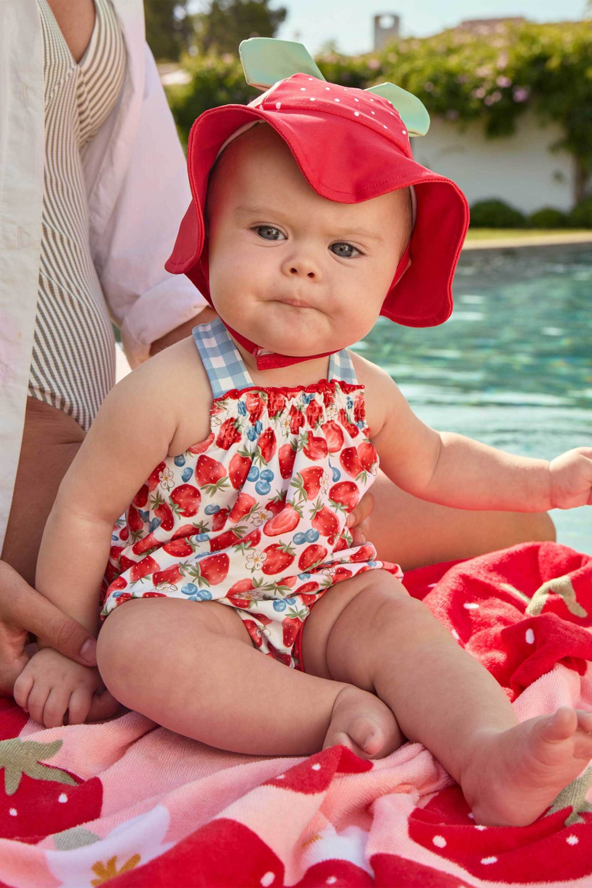 Mayoral βρεφικό σετ μαγιό και καπέλο με φράουλες (3 τεμάχια) - 1635-S26 Κόκκινο