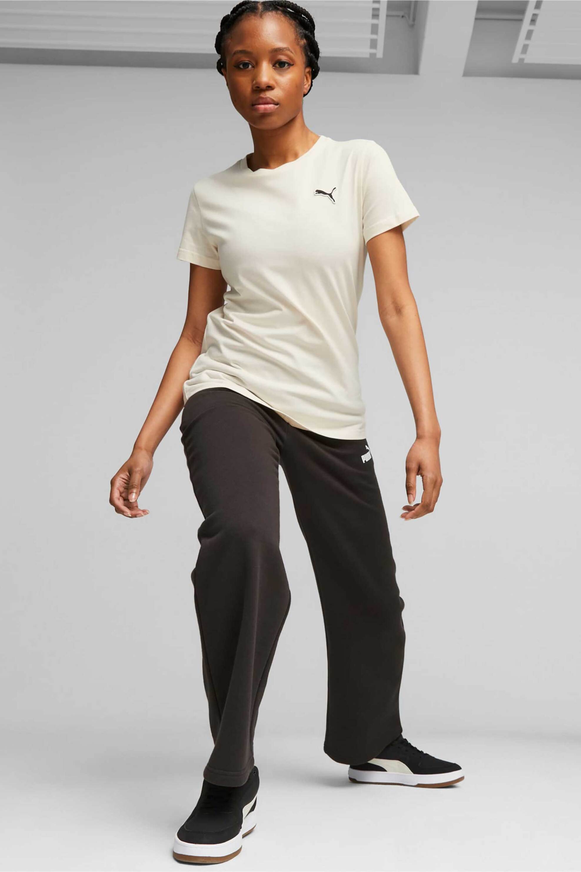 Puma γυναικείο T-shirt μονόχρωμο με κεντημένο λογότυπο Regular Fit - 675986 Εκρού φωτογραφία