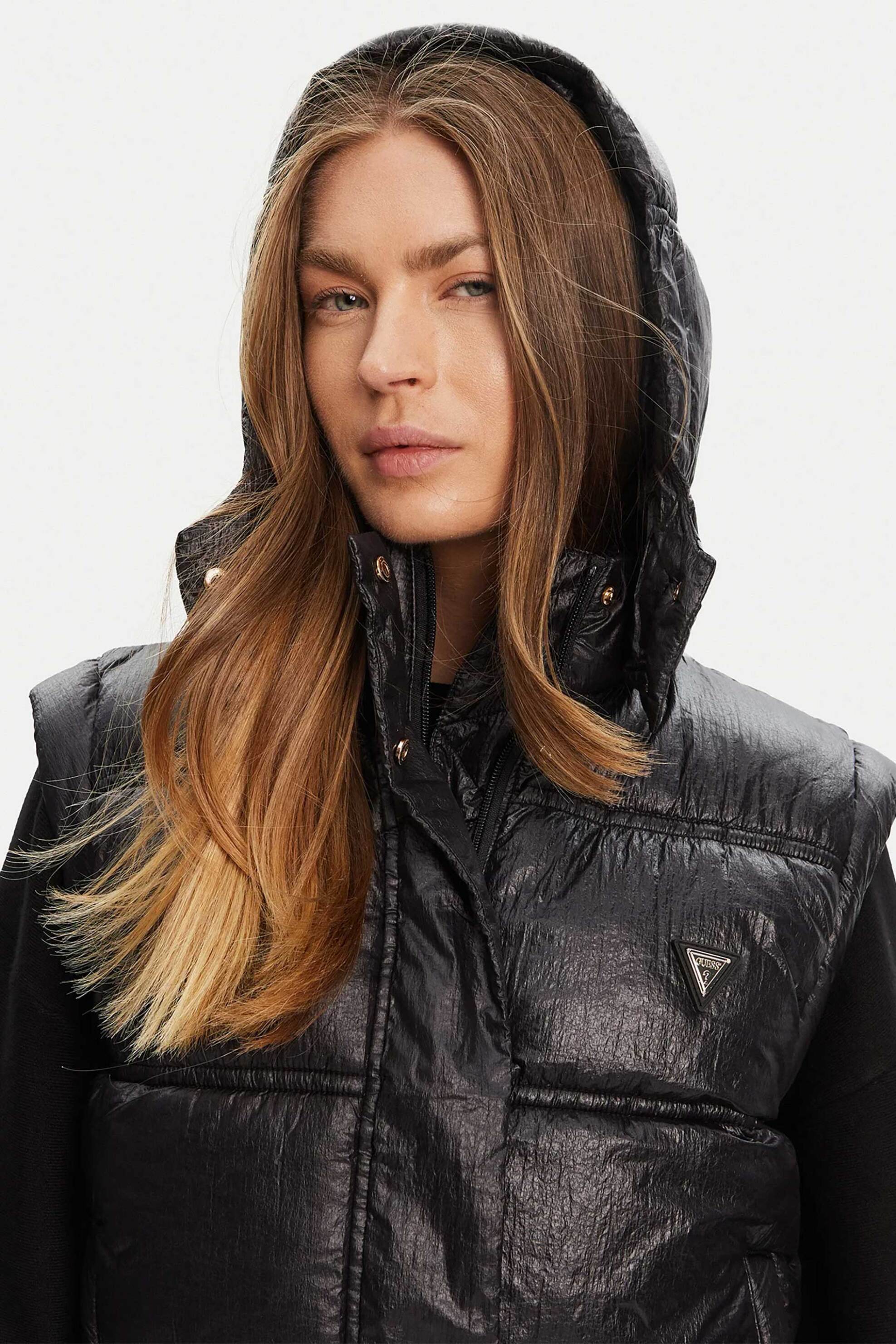 Guess γυναικείο αμάνικο μπουφάν καπιτονέ με ψηλό λαιμό και λογότυπο "Ernestine" - W5YL11WHDO2 Μαύρο φωτογραφία