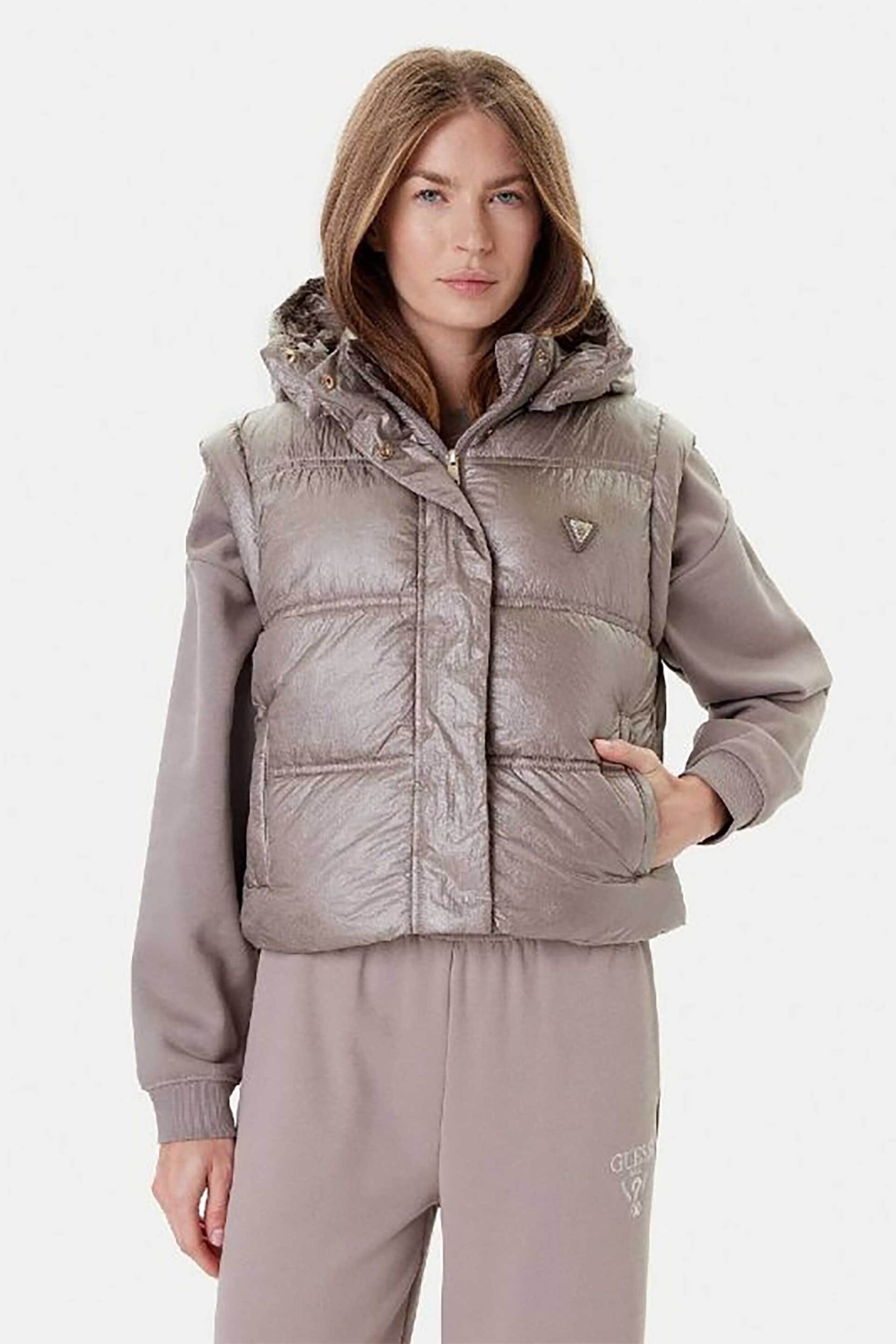 Guess γυναικείο αμάνικο μπουφάν καπιτονέ με ψηλό λαιμό και λογότυπο "Ernestine" - W5YL11WHDO2 Καφέ Ανοιχτό