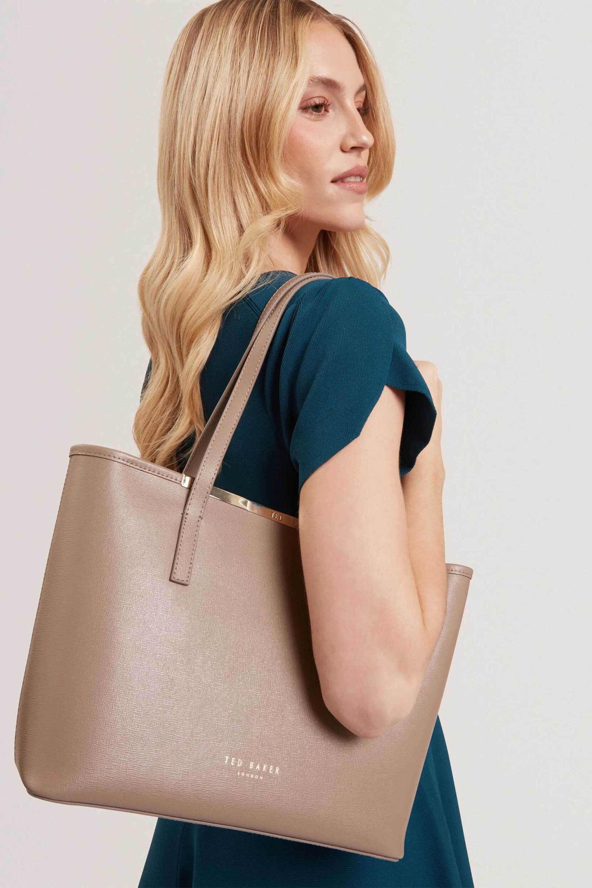 TED BAKER Ted Baker γυναικεία τσάντα ώμου με μεταλλικό λογότυπο ''Hayleyz'' - 285702 Μπεζ - 4