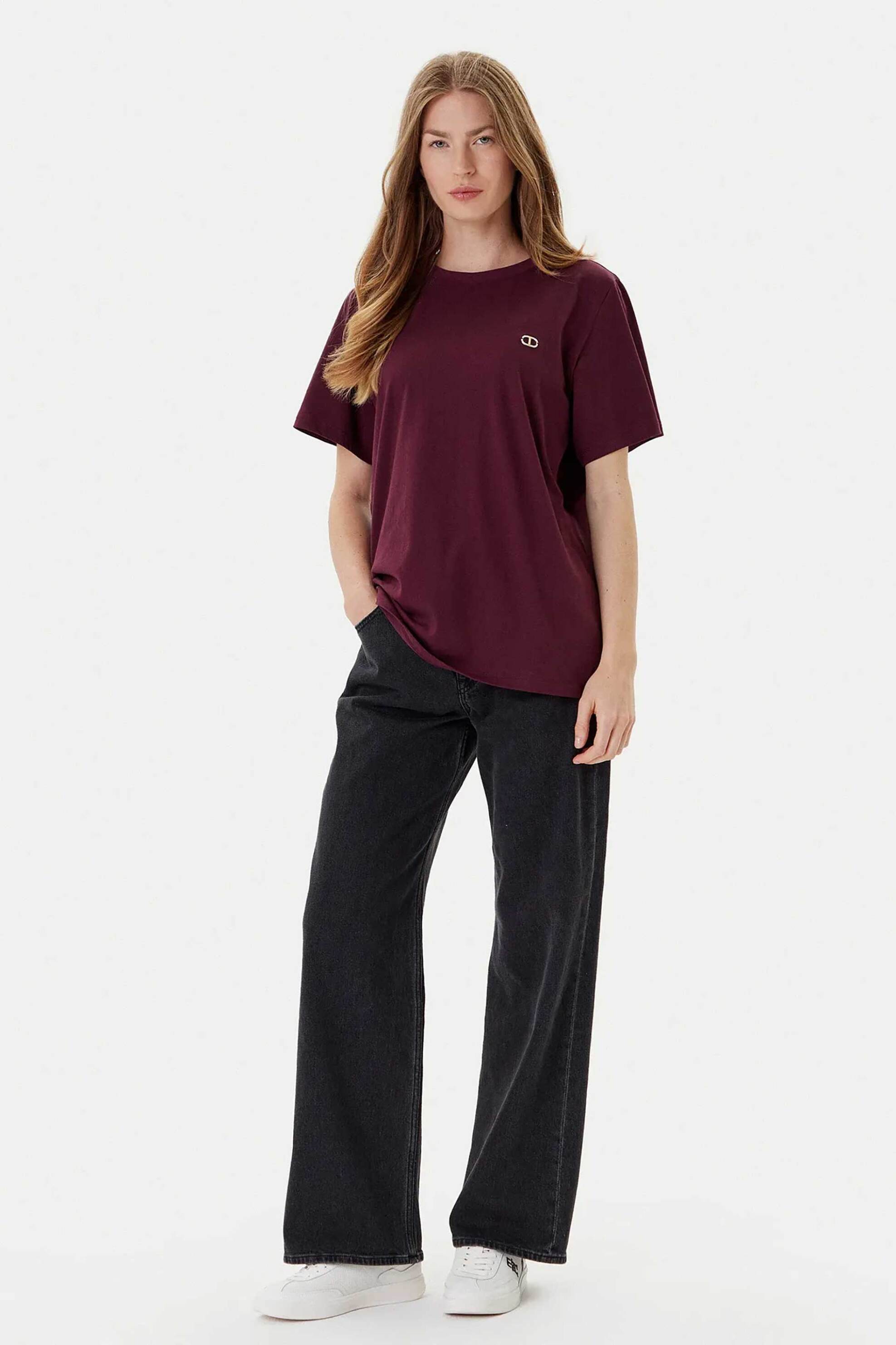 Twinset γυναικείο T-shirt με μεταλλικό λογότυπο στο στήθος - 252TP2057 Μπορντό