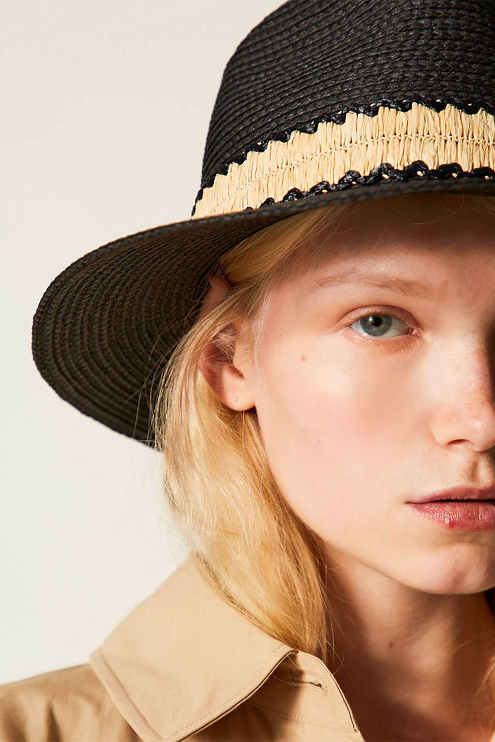 Twinset γυναικείο ψάθινο καπέλο με μεταλλικό λογότυπο - 261TA4060 Μαύρο φωτογραφία