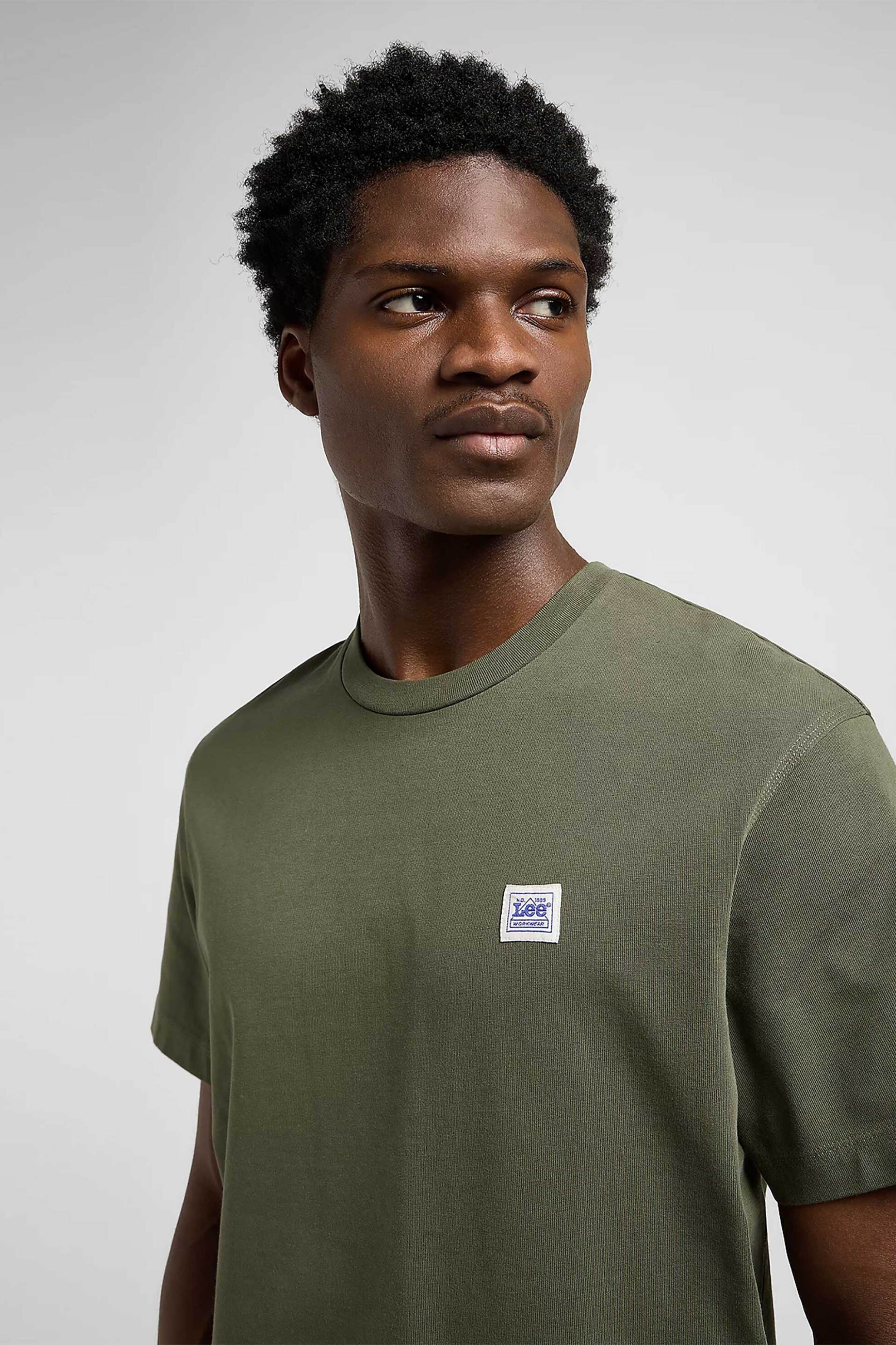 Lee® ανδρικό T-shirt μονόχρωμο με logo Regular Fit - 112370492 Λαδί φωτογραφία