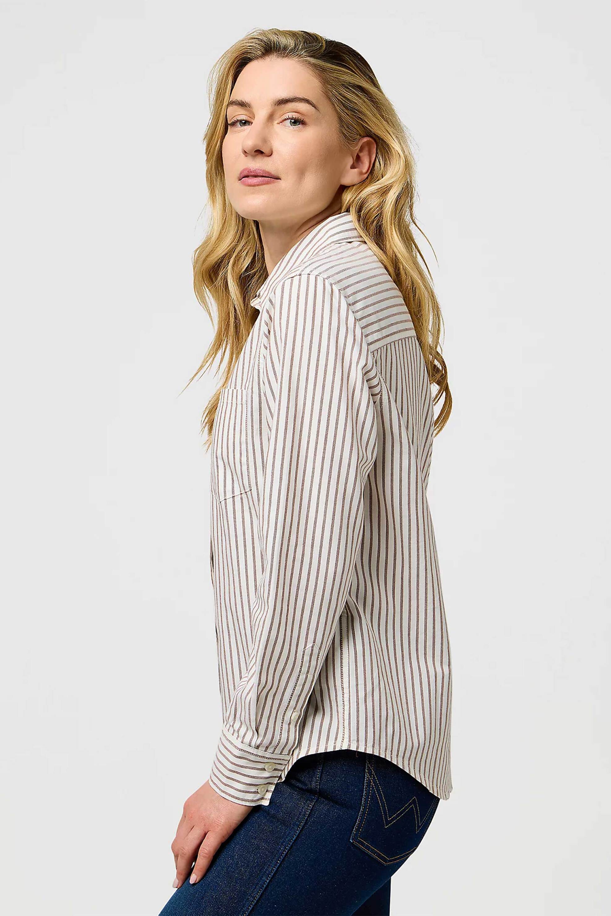 Wrangler® γυναικείο πουκάμισο με ριγέ σχέδιο και τσέπη με λογότυπο Regular Fit - 112370777 Καφέ Ανοιχτό φωτογραφία