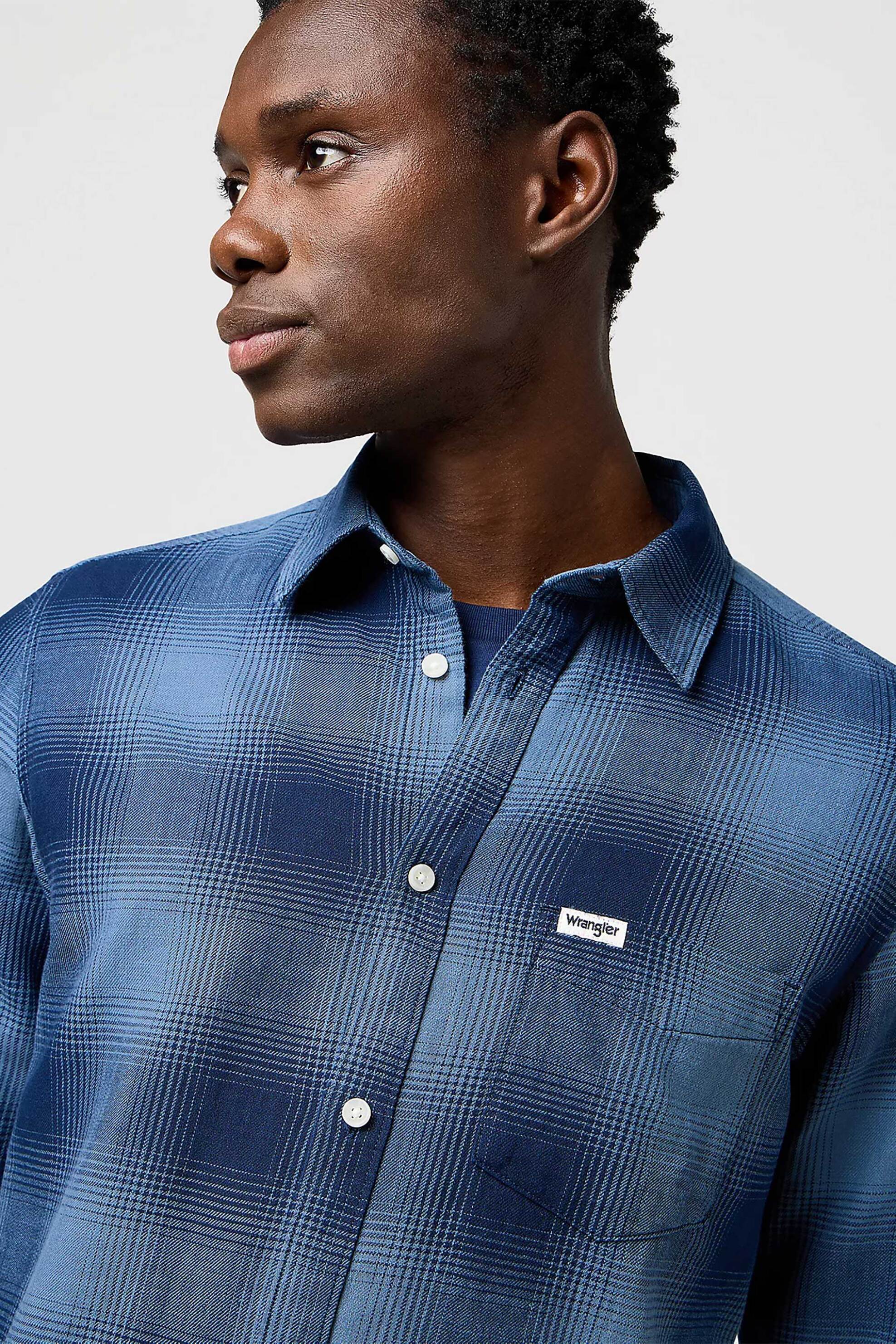 Wrangler® ανδρικό πουκάμισο με καρό σχέδιο και τσέπη με λογότυπο Regular Fit - 112371653 Μπλε φωτογραφία