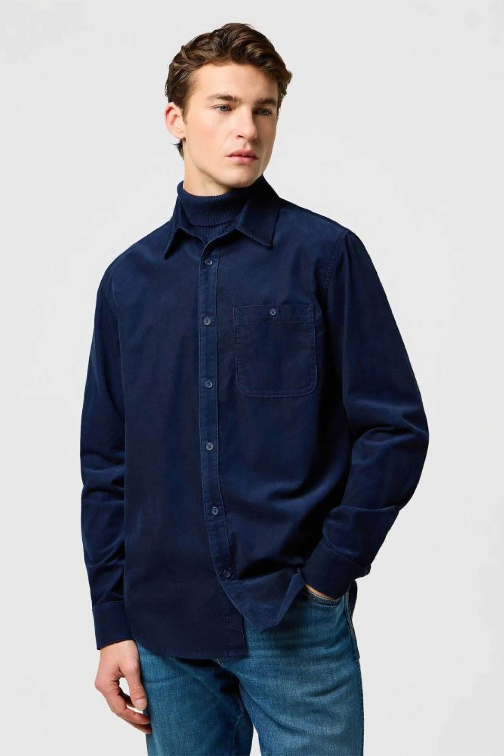 WRANGLER Wrangler® ανδρικό κοτλέ πουκάμισο μονόχρωμο με τσέπη Regular Fit - 112371527 Μπλε Σκούρο