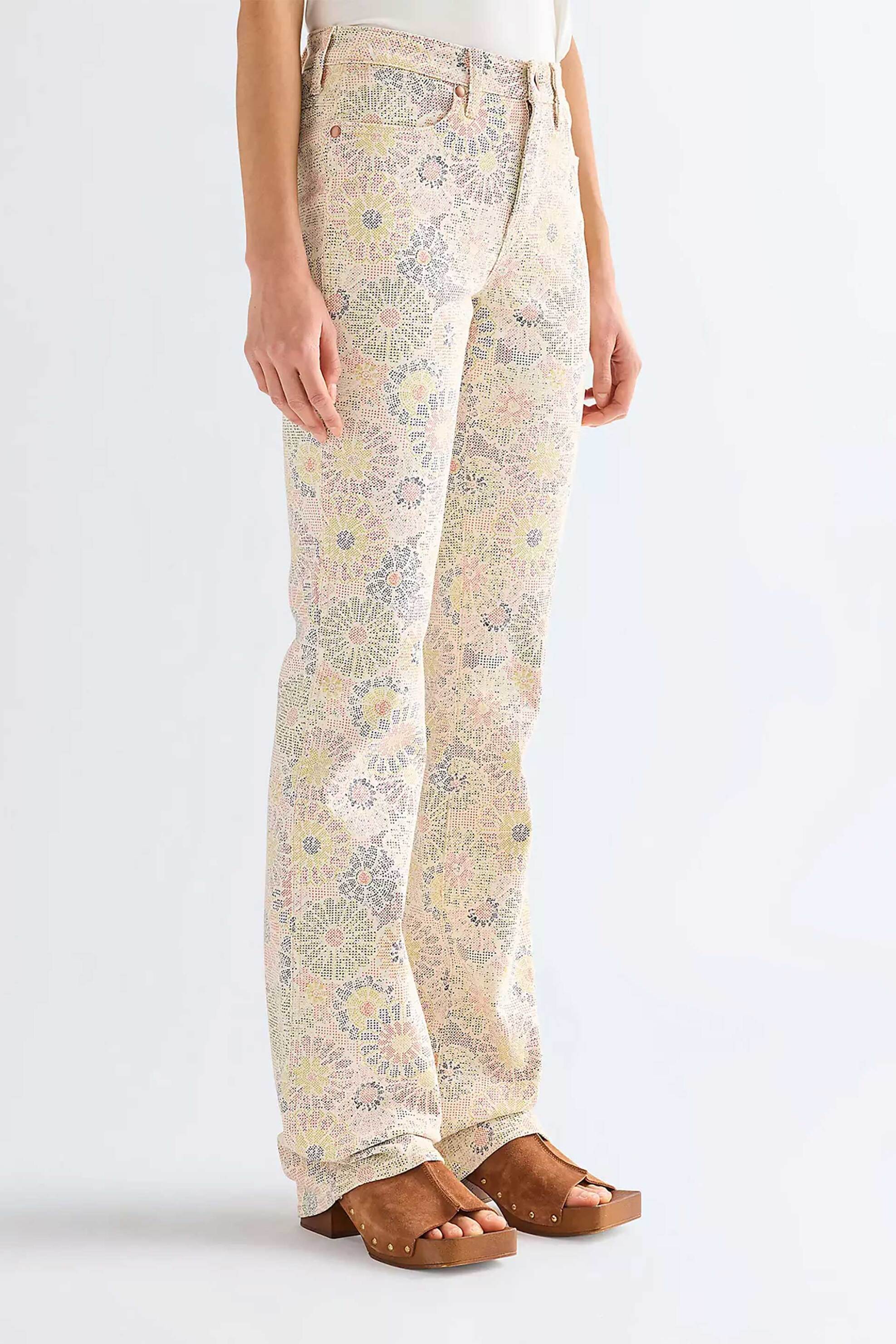 Wrangler® γυναικείο τζιν παντελόνι πεντάτσεπο με floral print Bootcut Fit - 112378169 Μπεζ
