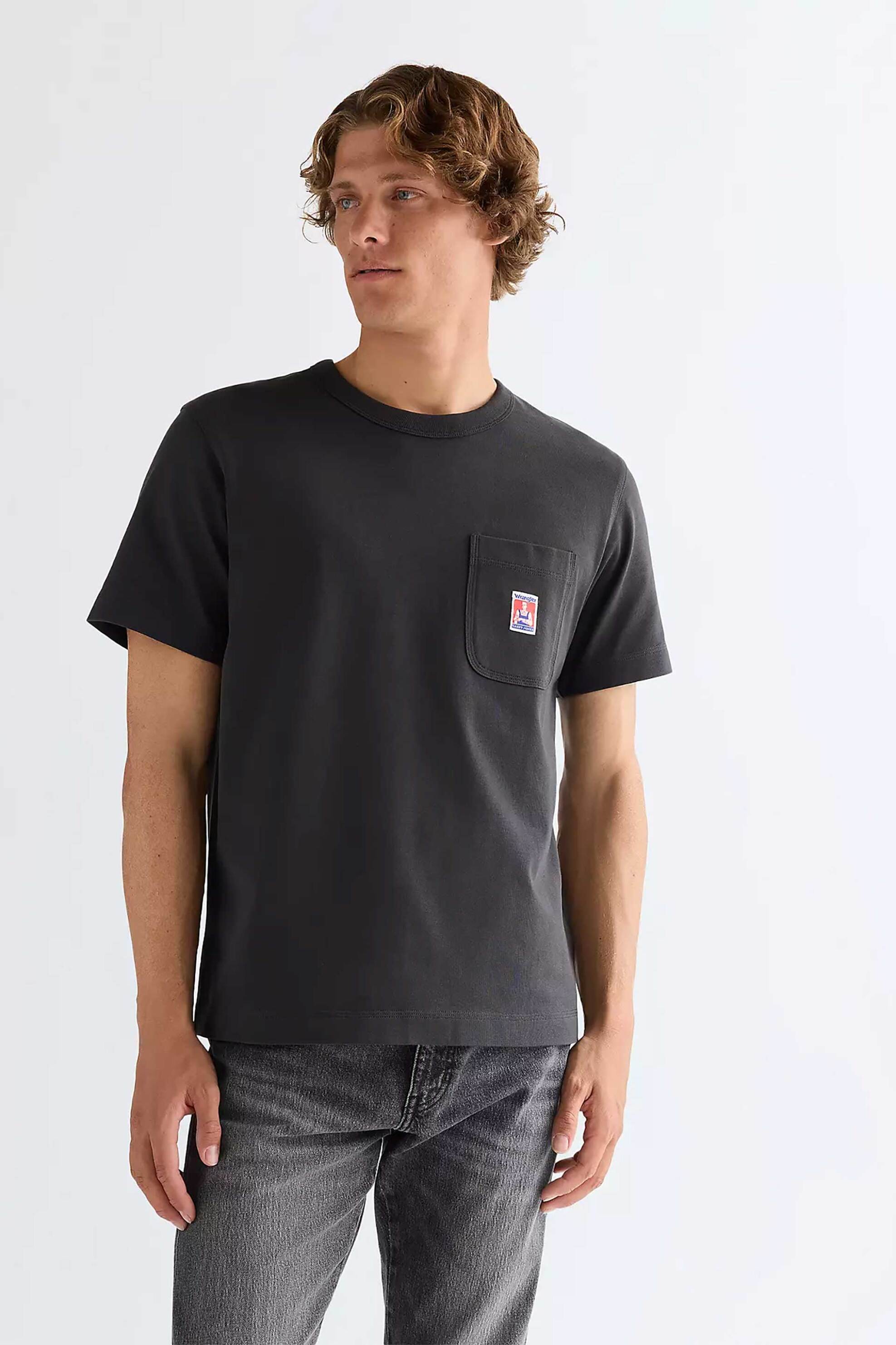 Wrangler® ανδρικό T-shirt με τσέπη και logo patch Relaxed Fit - 112371498 Ανθρακί