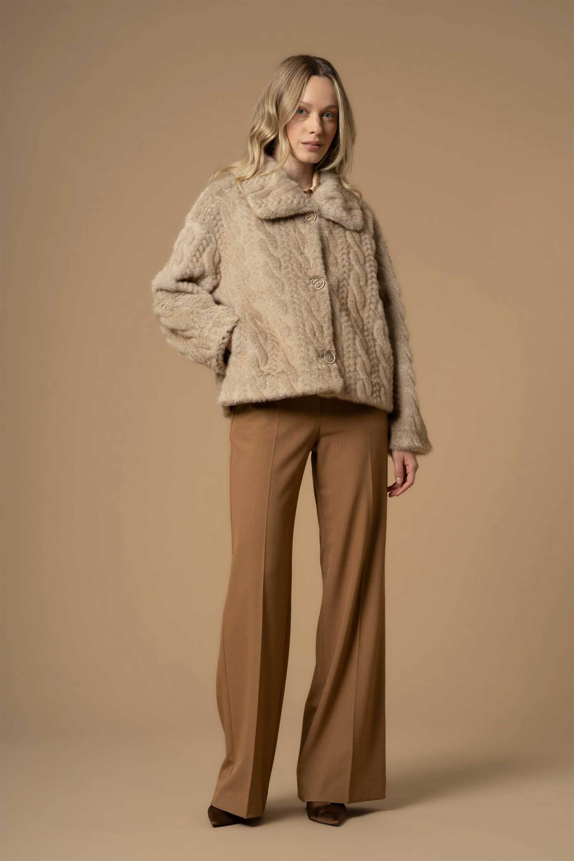 Kocca γυναικείο κοντό παλτό με μεγάλο γιακά και πλεκτό σχέδιο "Marielies" | XL