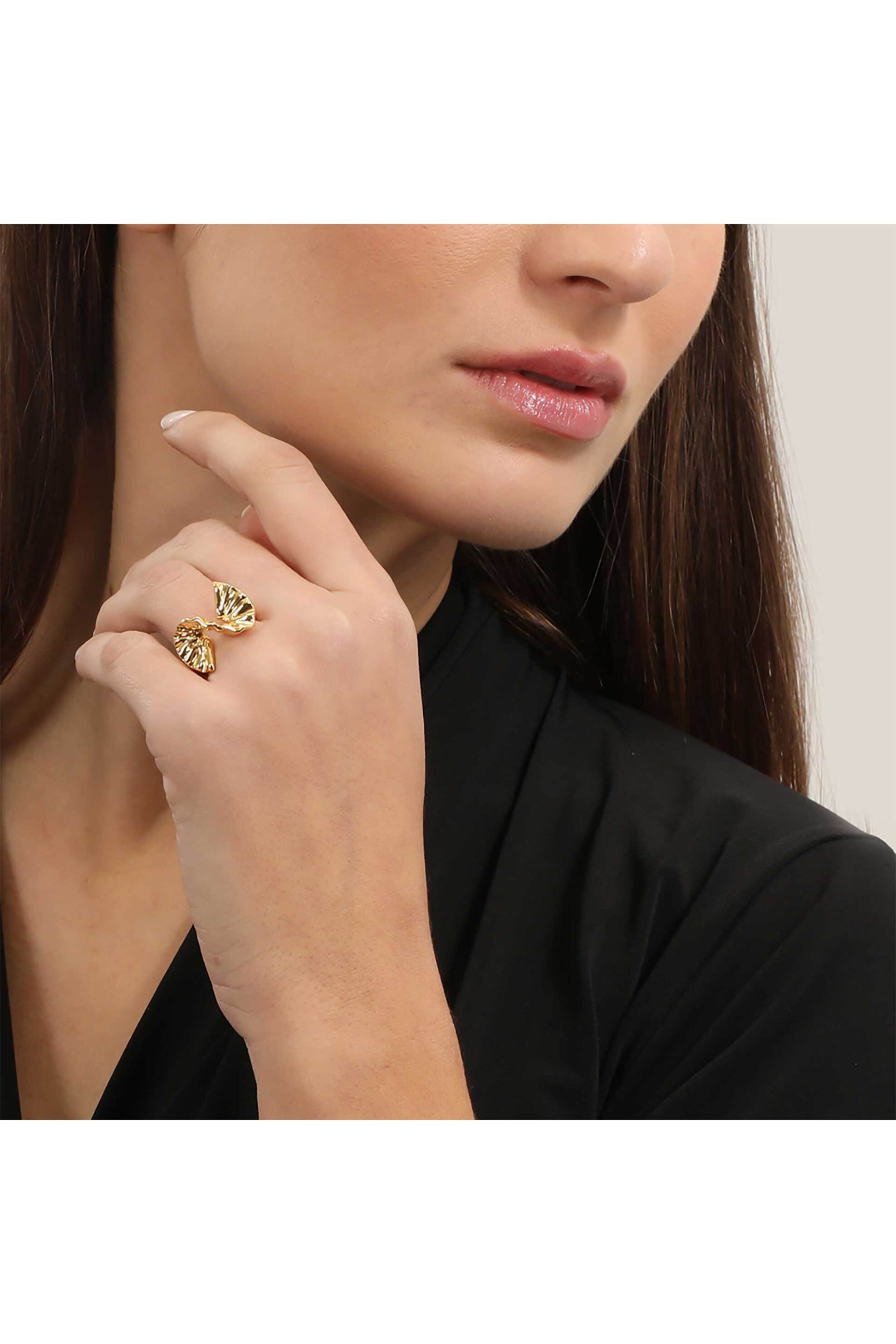 Folli Follie γυναικείο επίχρυσο δαχτυλίδι με ακανόμιστο κυματιστό μοτίφ "Ruffle Glam" - 1R23D030Y Χρυσό φωτογραφία