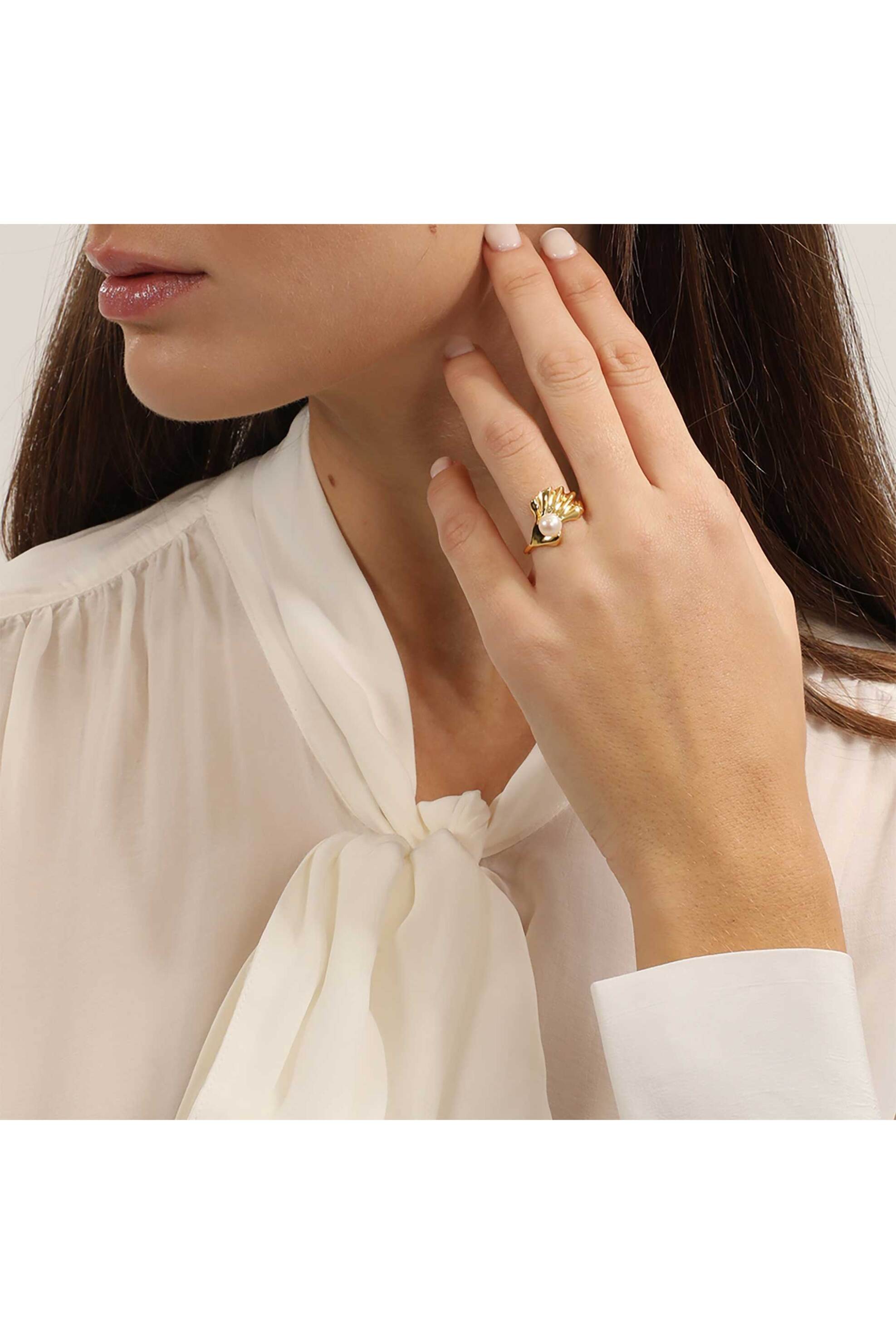 Folli Follie γυναικείο επίχρυσο δαχτυλίδι με μοτίφ κυματιστό πέταλο και πέρλα "Ruffle Glam" - 2R23D006YW Χρυσό φωτογραφία