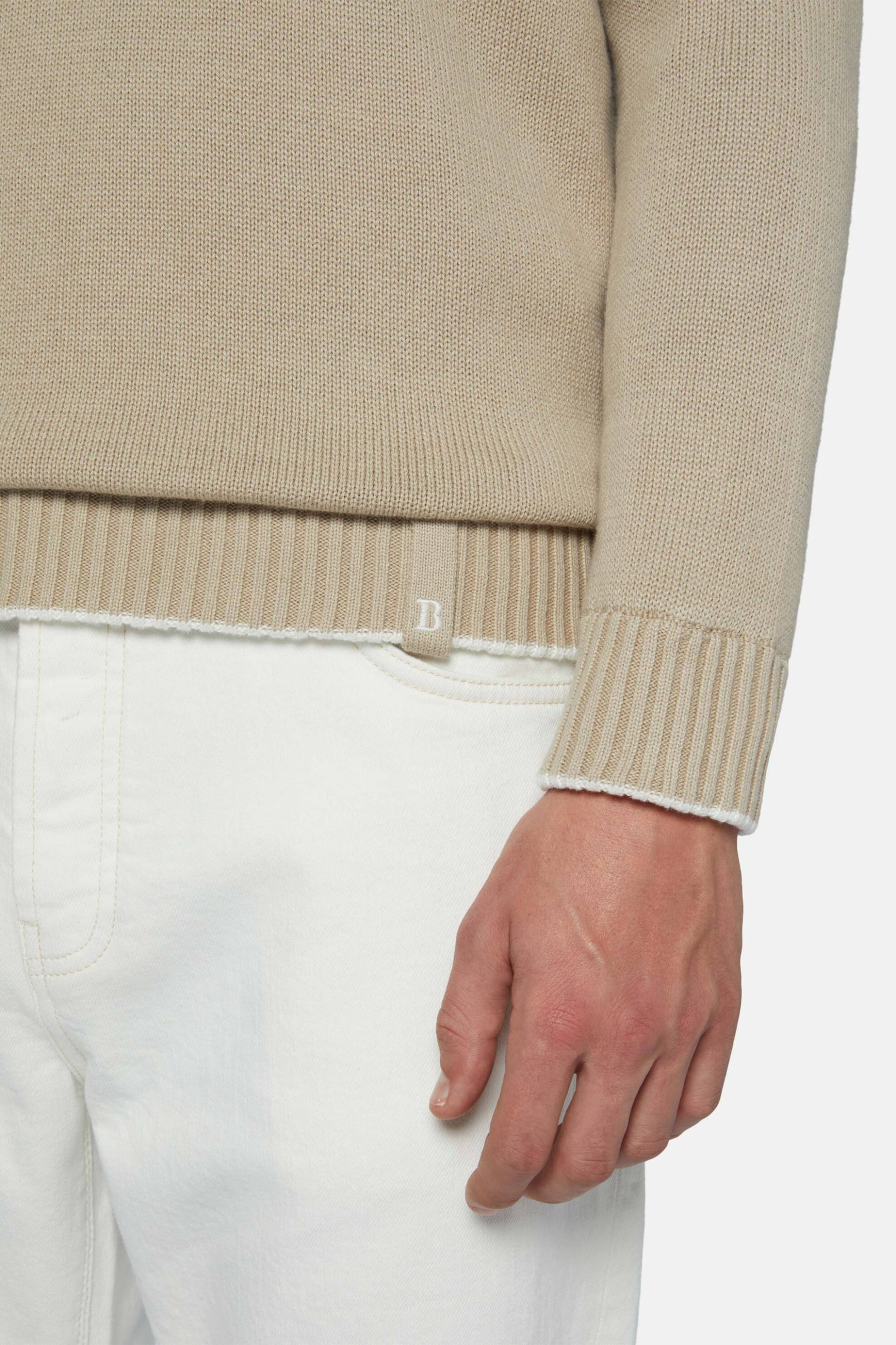 Boggi Milano ανδρικό πουλόβερ μονόχρωμο με V λαιμόκοψη Relaxed Fit - BO24P026101 Μπεζ φωτογραφία