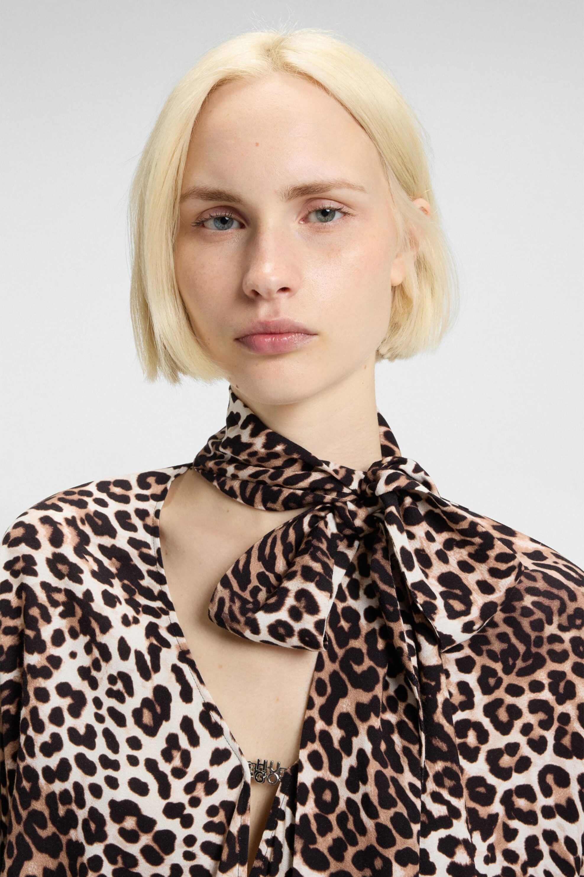 Hugo Boss γυναικεία μπλούζα με leopard print και δέσιμο στο λαιμό Oversized Fit "Cunea" - 50546781 Μπεζ φωτογραφία