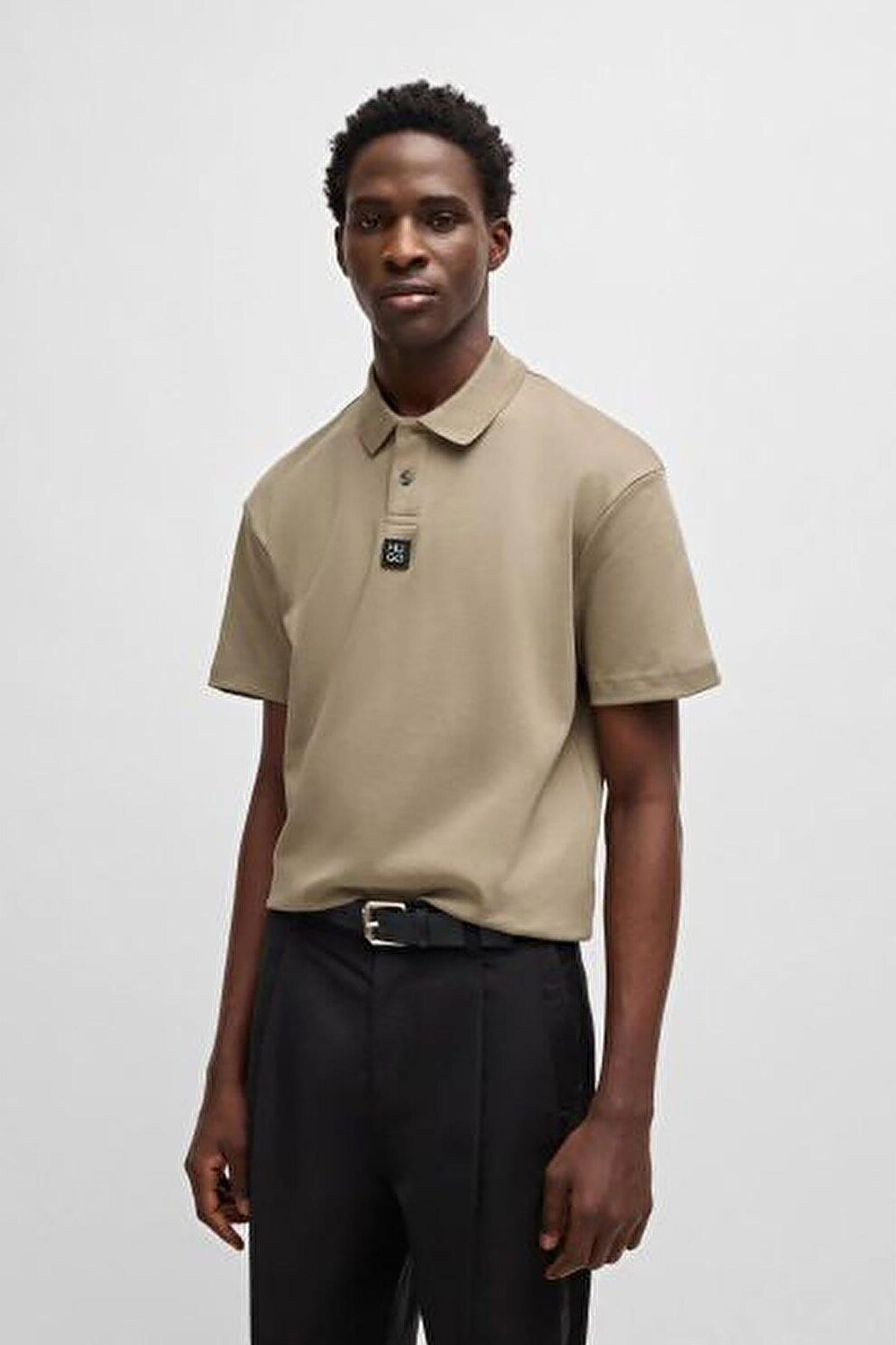 HUGO Hugo Boss ανδρική μπλούζα πόλο μονόχρωμη με logo patch Regular Fit "Deabono" - 50517638 Καφέ Ανοιχτό