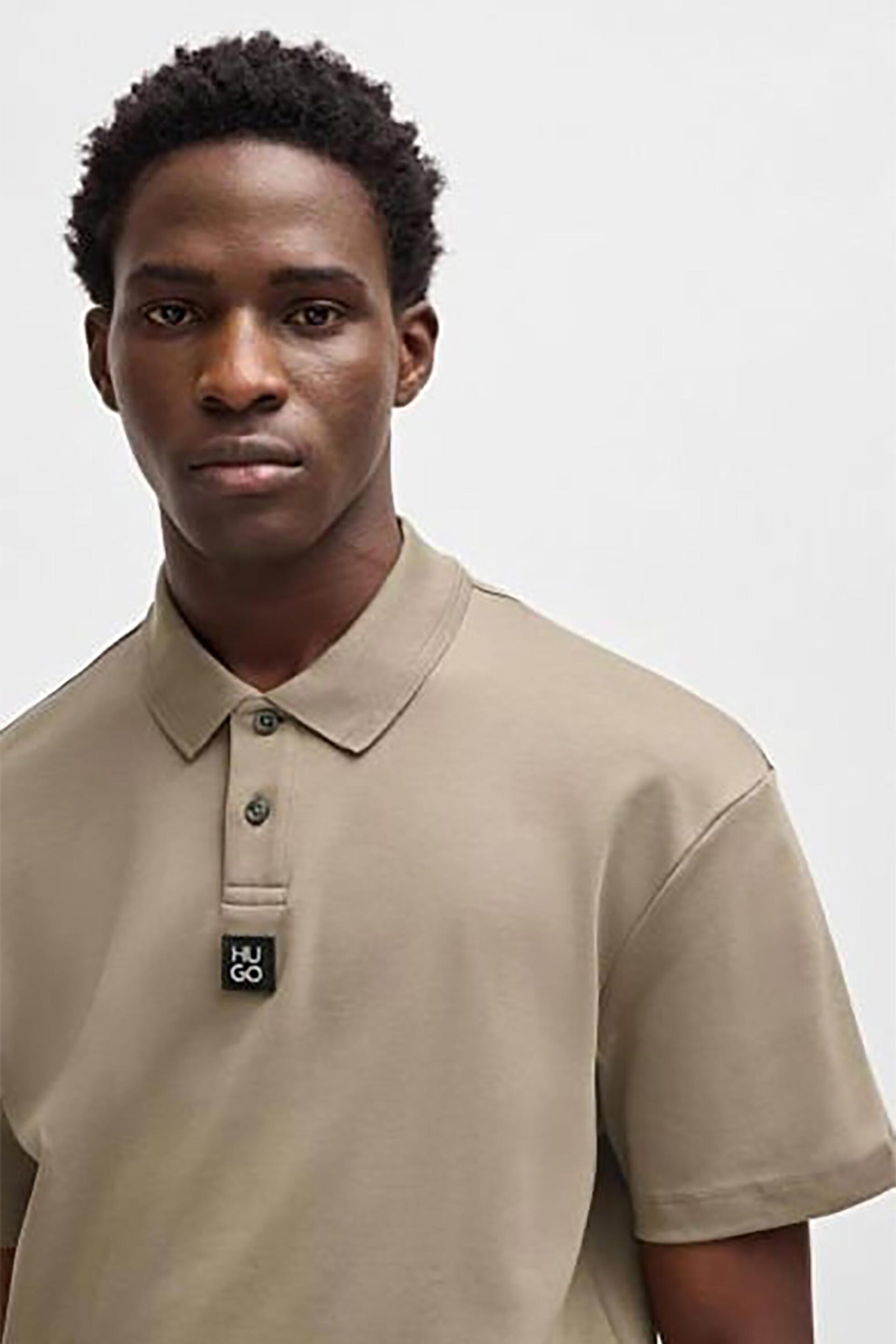 Hugo Boss ανδρική μπλούζα πόλο μονόχρωμη με logo patch Regular Fit "Deabono" - 50517638 Καφέ Ανοιχτό φωτογραφία