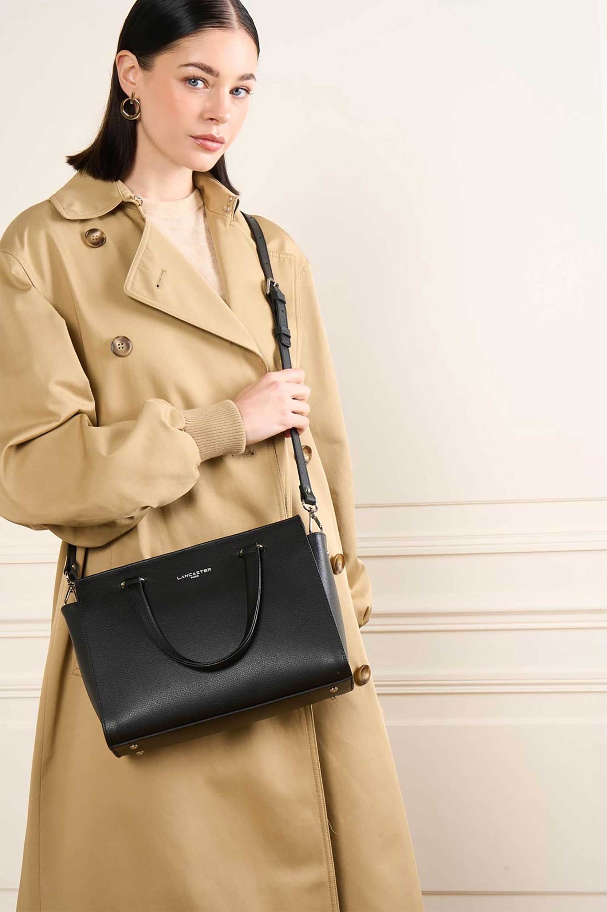 Lancaster γυναικεία δερμάτινη τσάντα χειρός μονόχρωμη με σταμπωτό λογότυπο "Sierra À Main" - 438-008 Μαύρο φωτογραφία