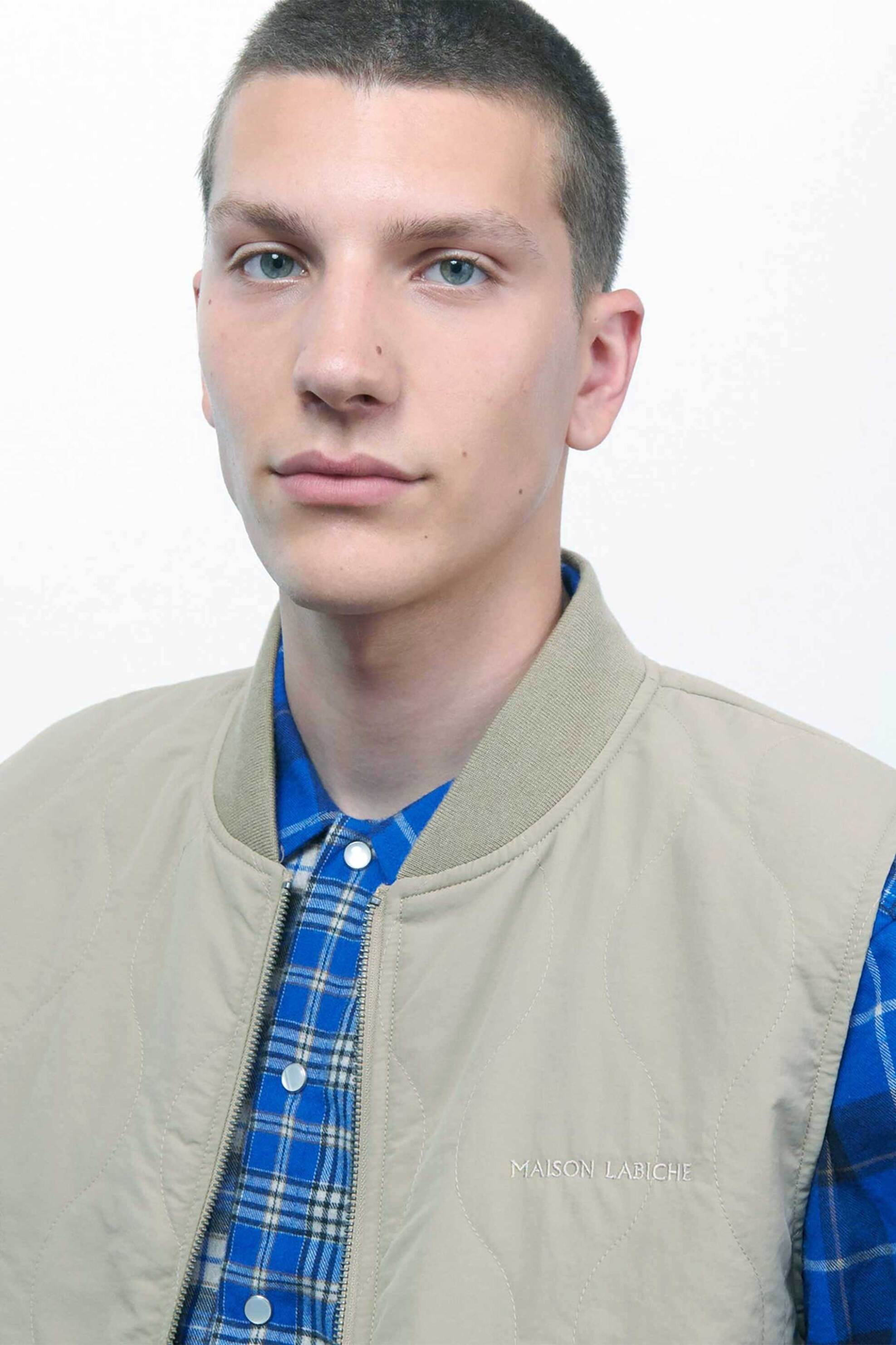 Maison Labiche ανδρικό αμάνικο μπουφάν με καπιτονέ σχέδιο Straight Cut "Thoreton" - SMTHORETONML Μπεζ φωτογραφία