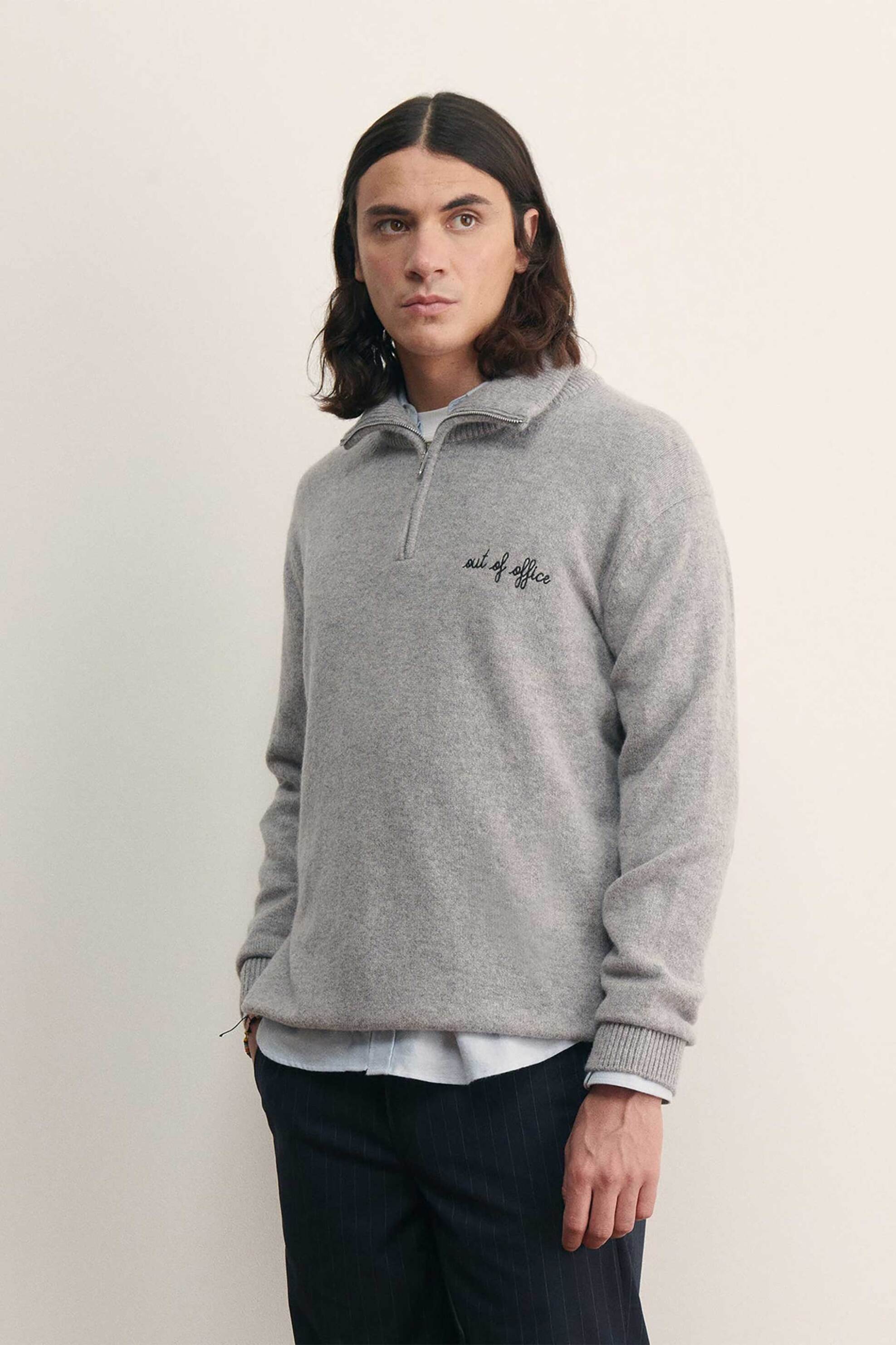 Maison Labiche ανδρική πλεκτή μπλούζα με κέντημα στο στήθος "Out Of Office" - UMDELEPINEOUTOF Γκρι