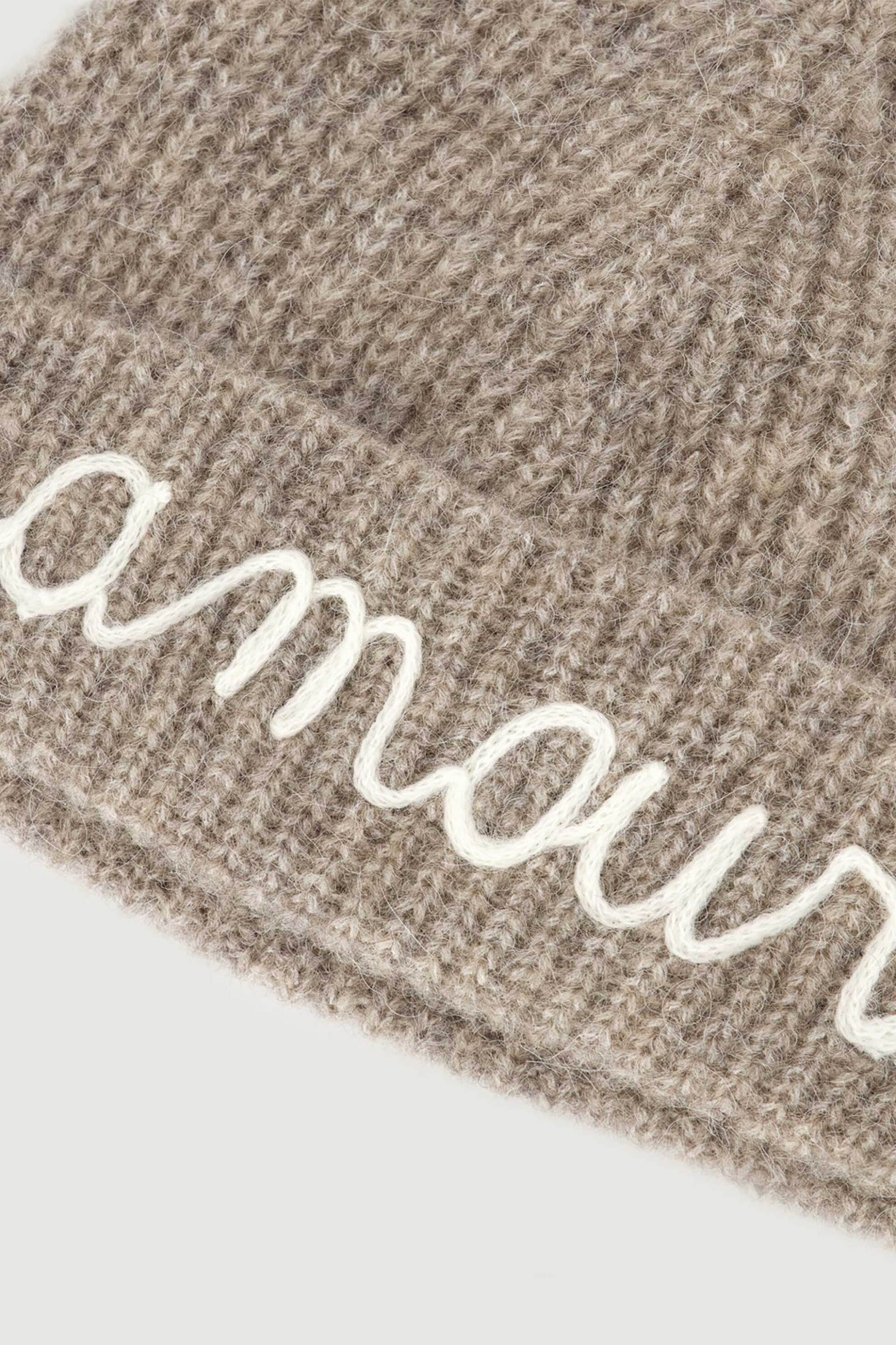 Maison Labiche γυναικείο σκουφάκι με κεντημένο lettering "Amour" - YAFAGEAMOUR Μπεζ φωτογραφία