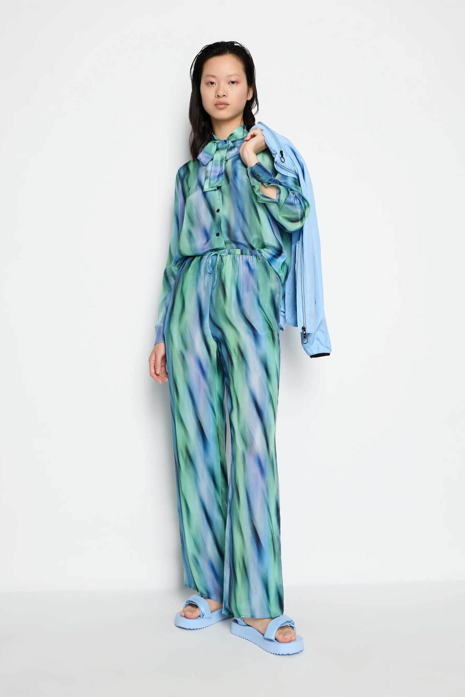 Armani Exchange γυναικείο πουκάμισο εμπριμέ που δένει στο λαιμό - 3DYC06YN7QZ φωτογραφία