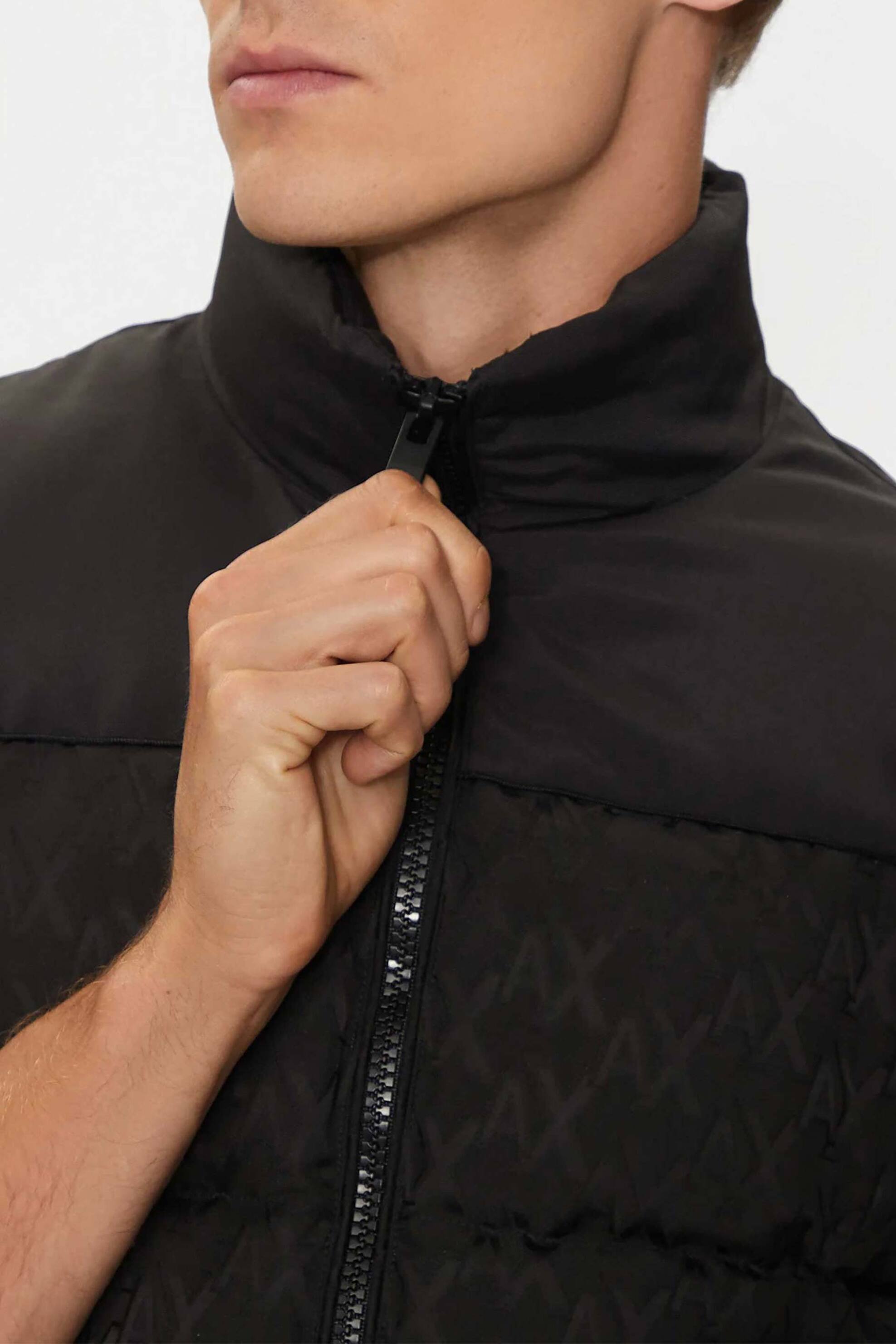 Armani Exchange ανδρικό αμάνικο μπουφάν με all-over monogram - 6DZQL1ZN5GZ Μαύρο φωτογραφία