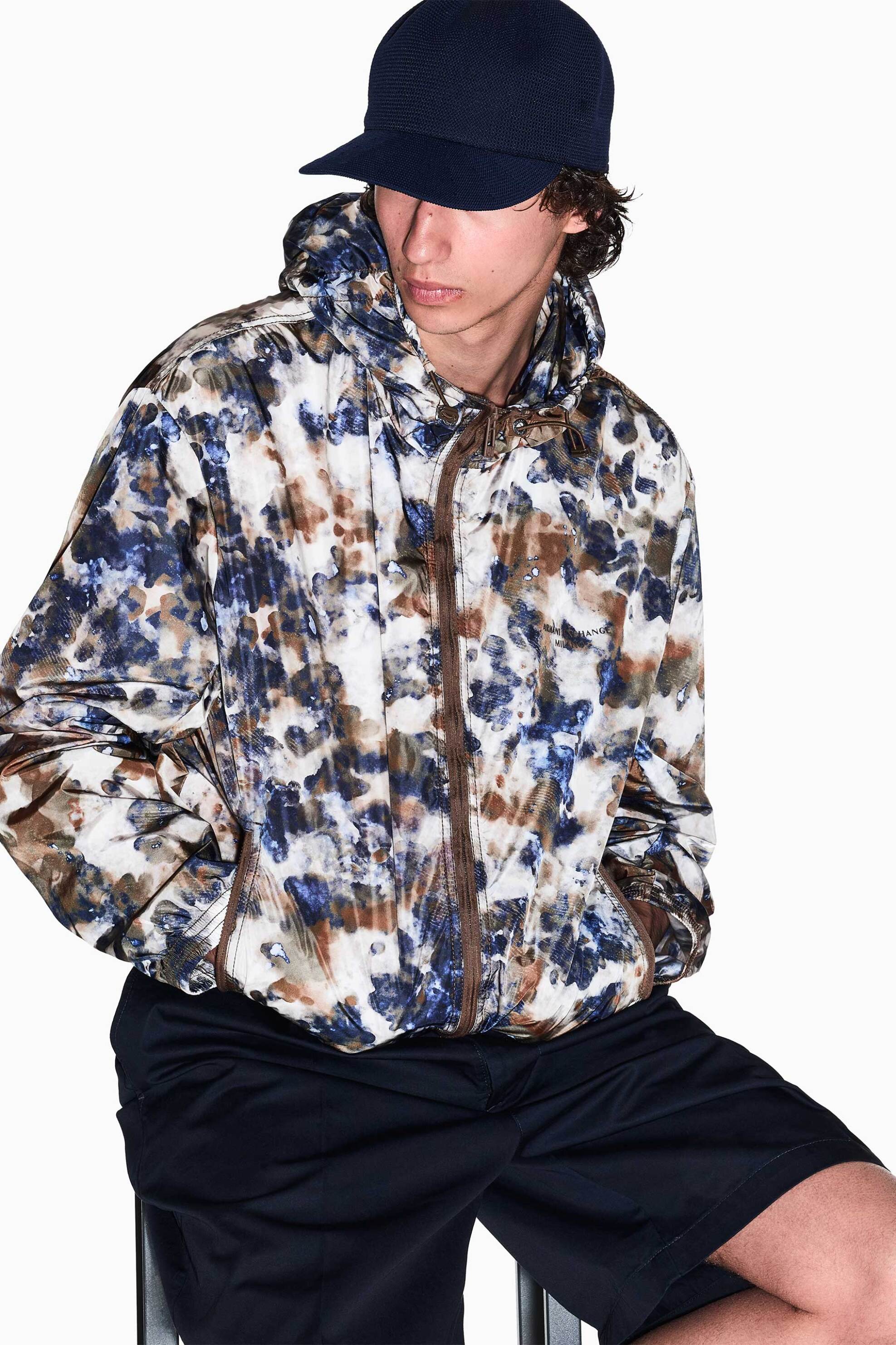 Armani Exchange ανδρικό αντιανεμικό μπουφάν με κουκούλα και all-over print Comfortable Fit - XM002246AF18579 Πολύχρωμο