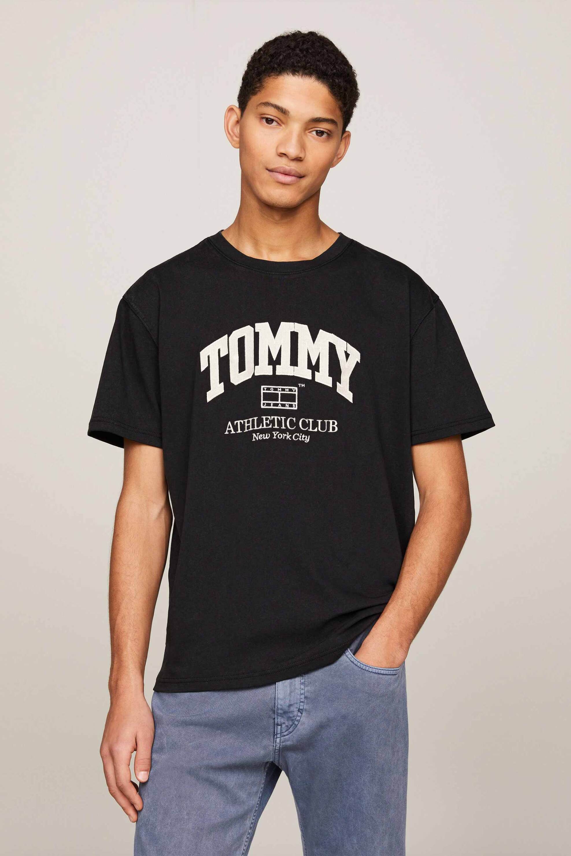 Ανδρική Μόδα > Ανδρικά Ρούχα > Ανδρικές Μπλούζες > Ανδρικά T-Shirts Tommy Jeans ανδρικό T-shirt με logo print Regular Fit "Athletic Club" - DM0DM18557 Μαύρο