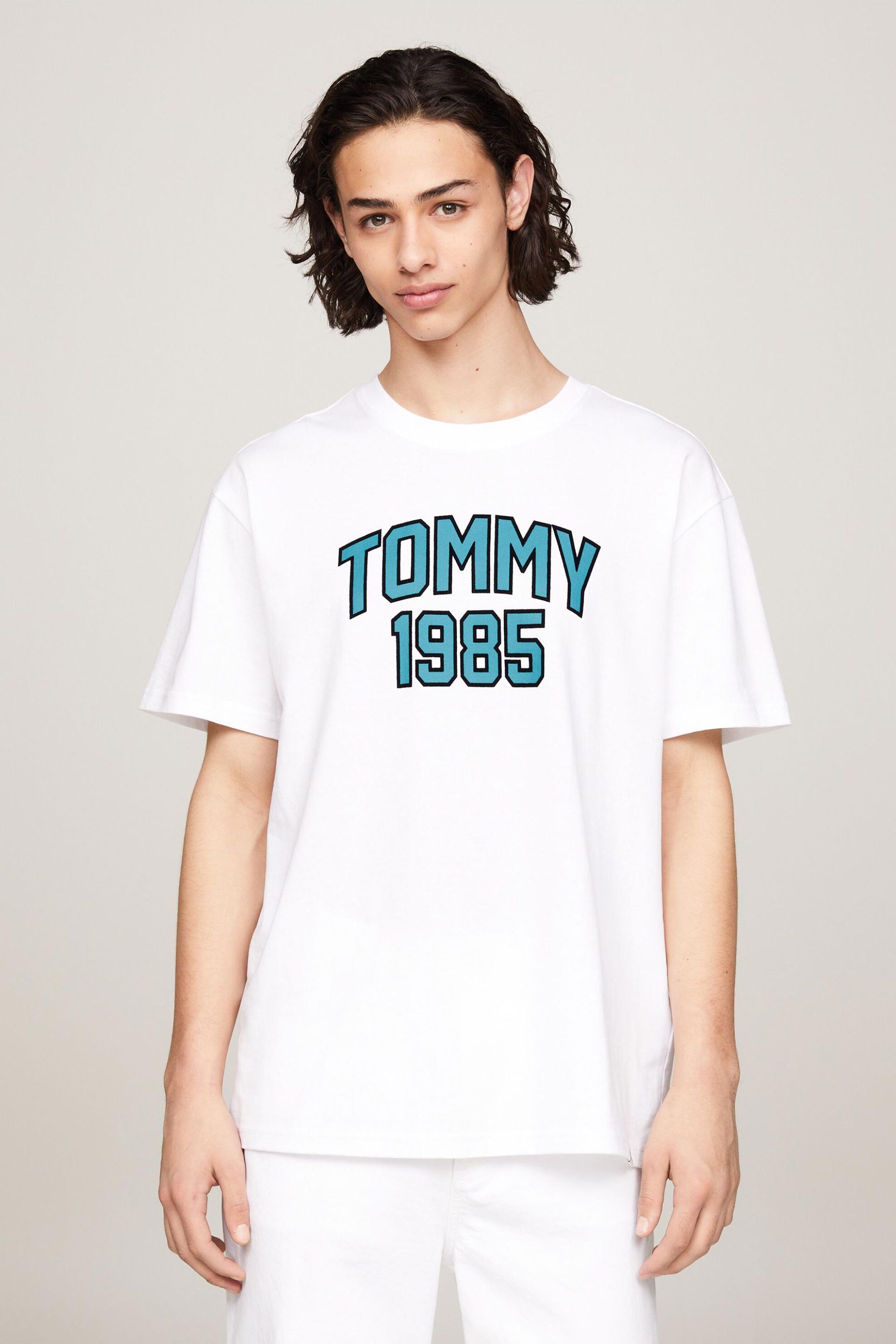 Ανδρική Μόδα > Ανδρικά Ρούχα > Ανδρικές Μπλούζες > Ανδρικά T-Shirts Tommy Jeans ανδρικό T-shirt με contrast logo Regular Fit - DM0DM18559 Λευκό