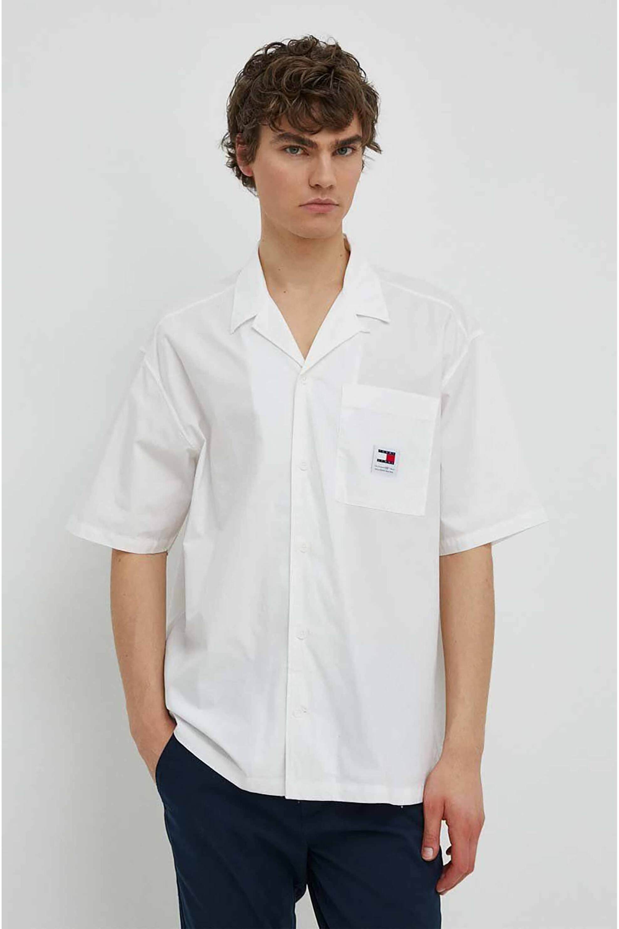 Tommy Jeans ανδρικό κοντομάνικο πουκάμισο με graphic logo στο πίσω μέρος Relaxed Fit - DM0DM19139 Λευκό