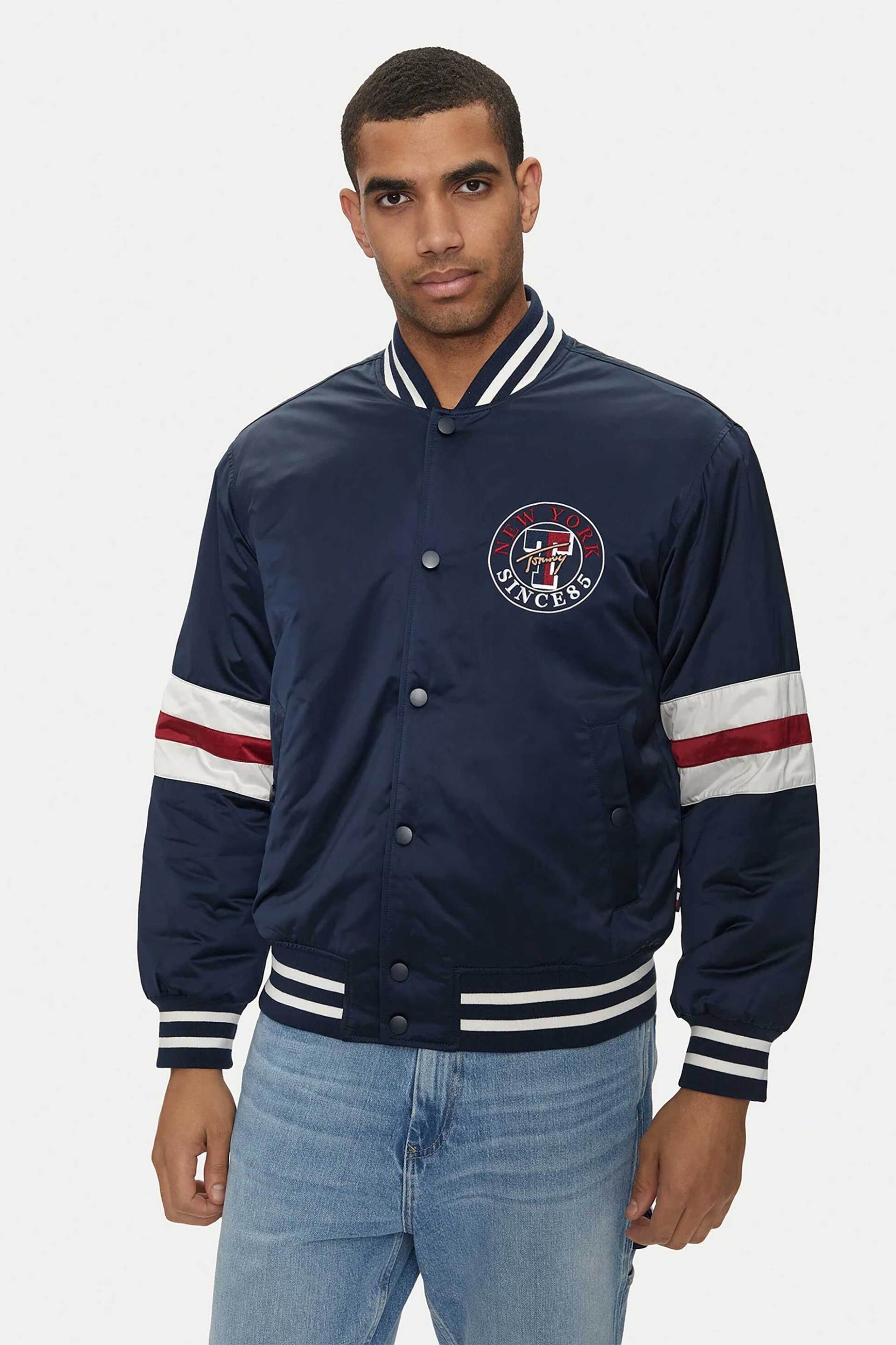 TOMMY JEANS Tommy Jeans ανδρικό μπουφάν bomber με ριγέ λεπτομέρειες και λογότυπο Relaxed Fit "Varsity Explorer" - DM0DM18897 Μπλε Σκούρο