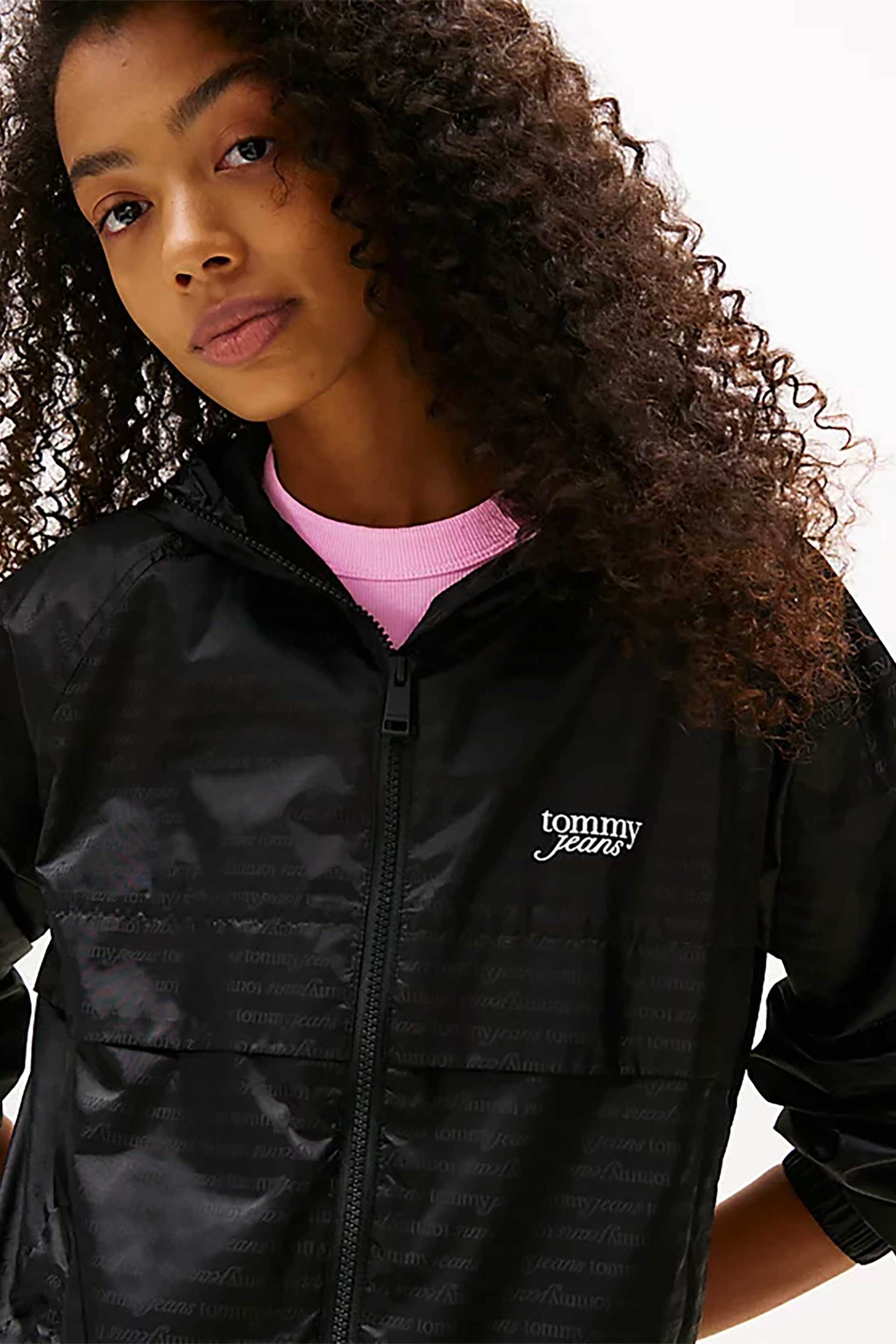 Tommy Jeans γυναικείο αντιανεμικό μπουφάν με logo print - DW0DW20952 Μαύρο φωτογραφία