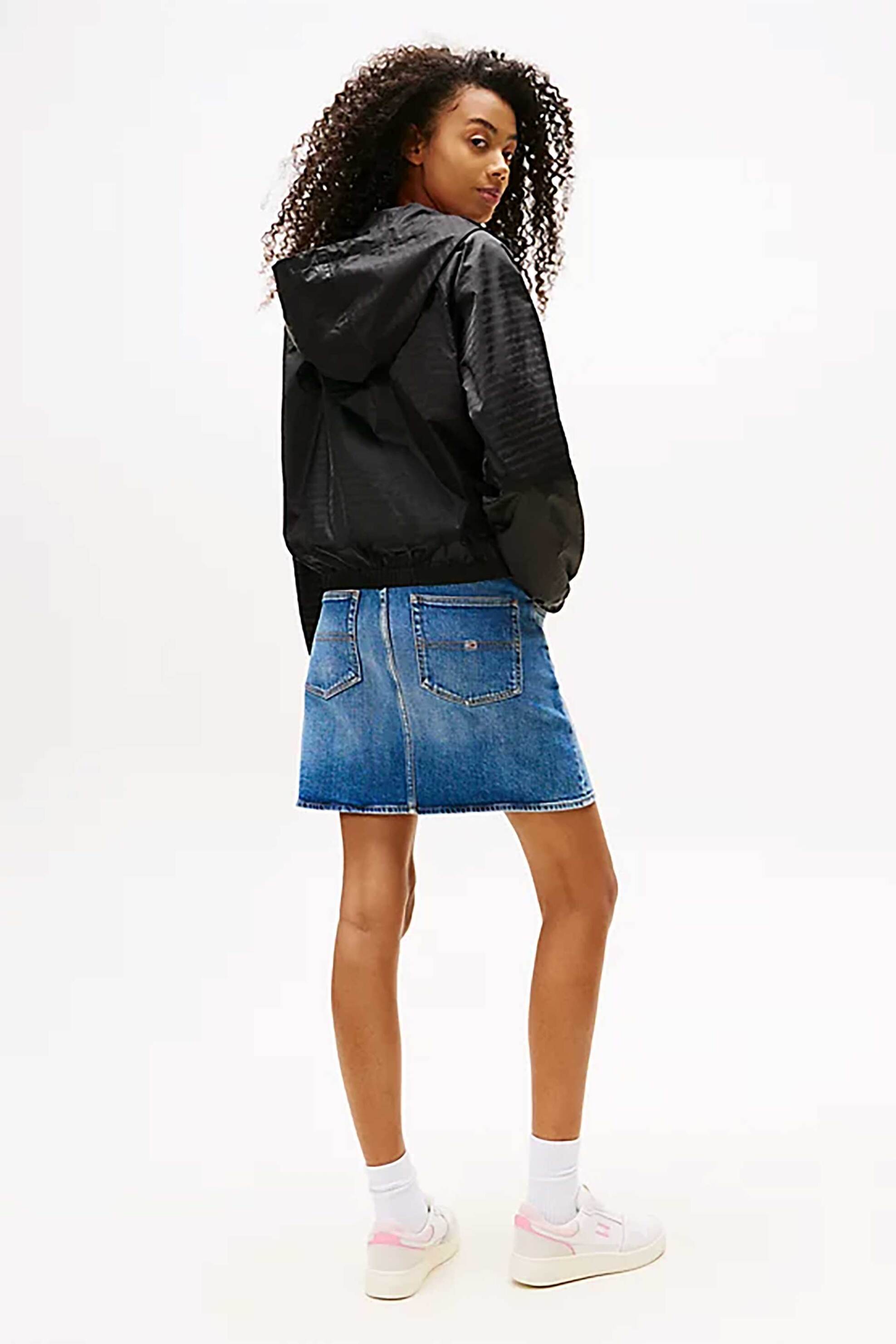 Tommy Jeans γυναικείο αντιανεμικό μπουφάν με logo print - DW0DW20952 Μαύρο φωτογραφία