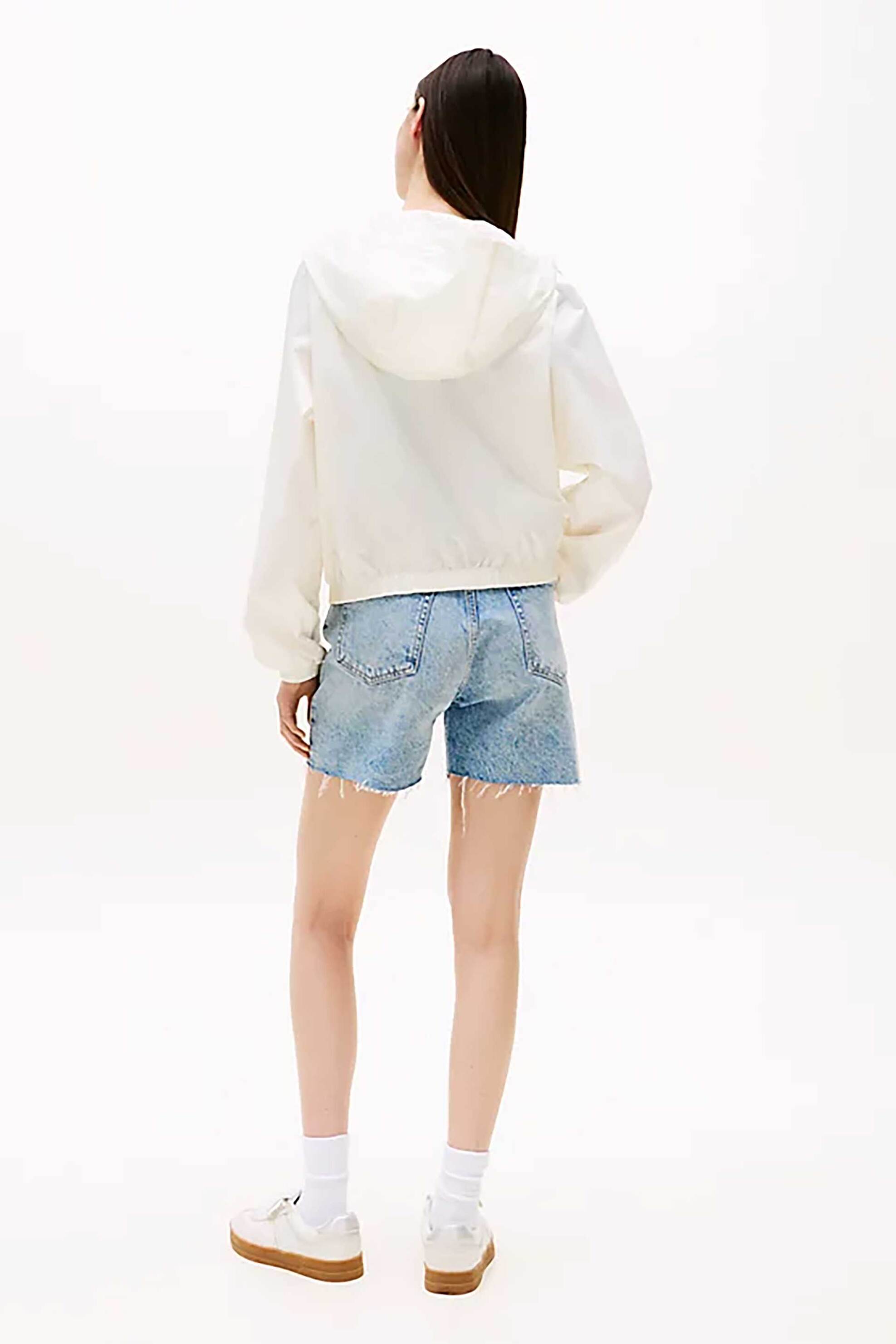 Tommy Jeans γυναικείο αντιανεμικό μπουφάν με logo print - DW0DW20952 Λευκό φωτογραφία