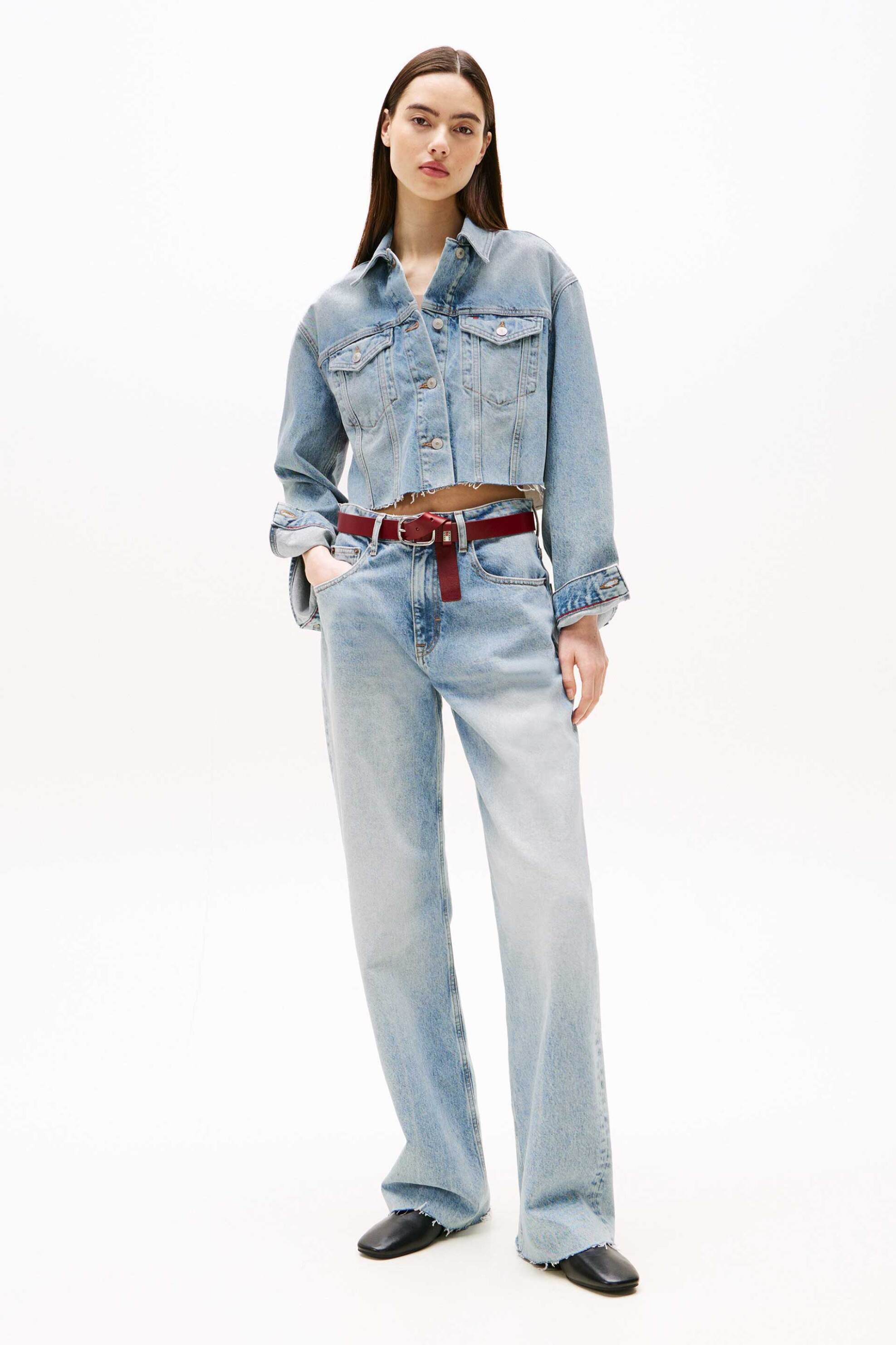 Tommy Jeans γυναικείο denim jacket Oversized Fit Cropped - DW0DW21063 Denim Blue Ανοιχτό φωτογραφία